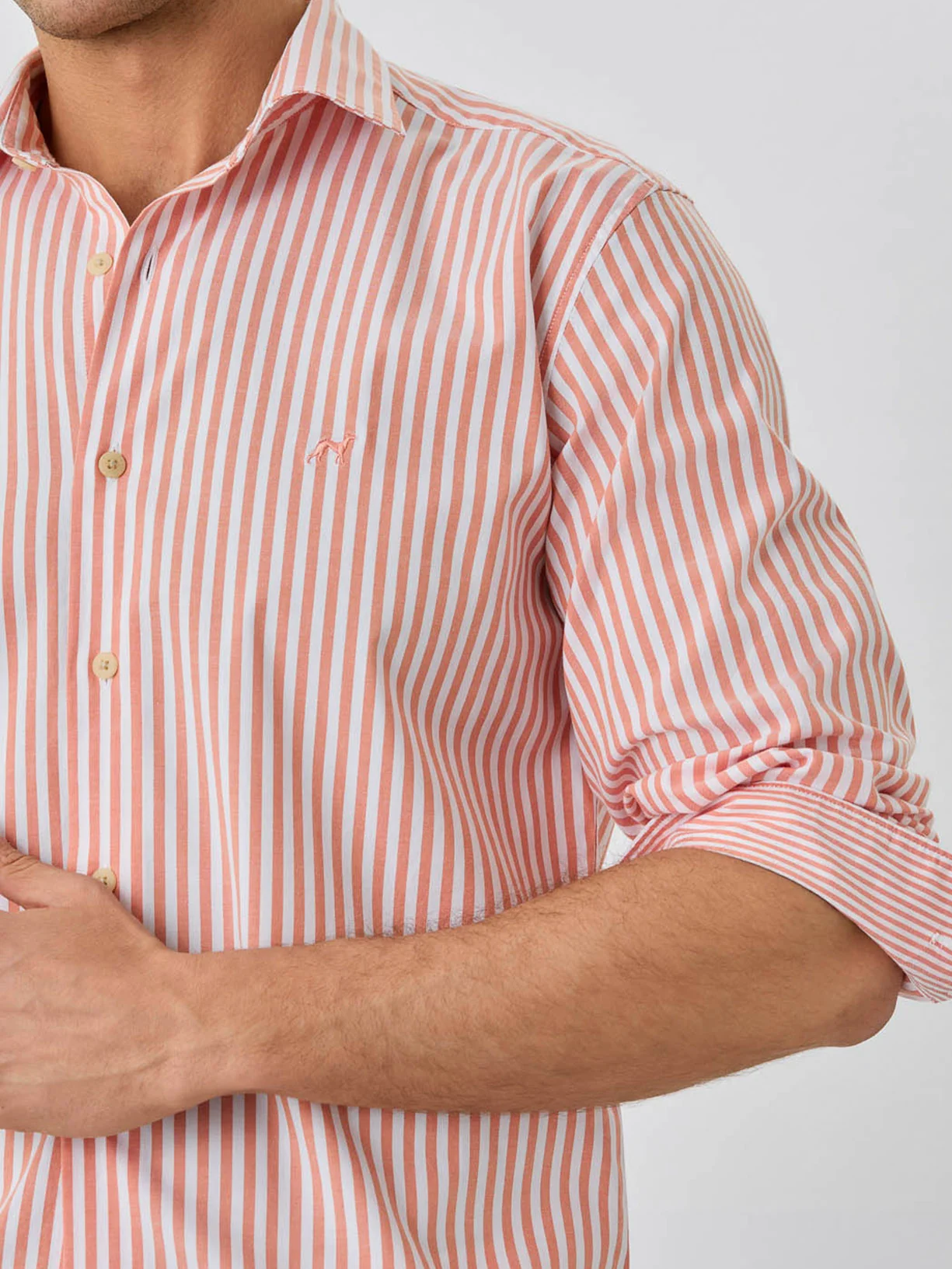 Camisa Slim Fit Com Colarinho Aberto Em Algodão BCI Com Riscas - Image 2