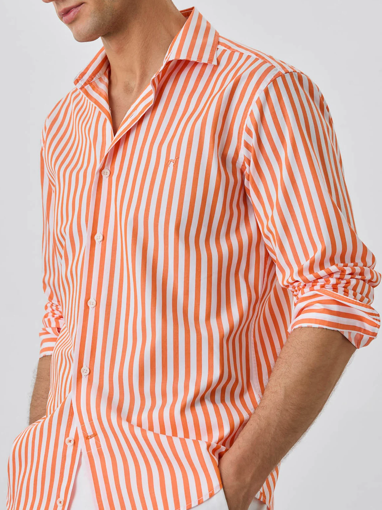 Camisa Slim Fit Com Colarinho Aberto Em Algodão BCI Com Riscas