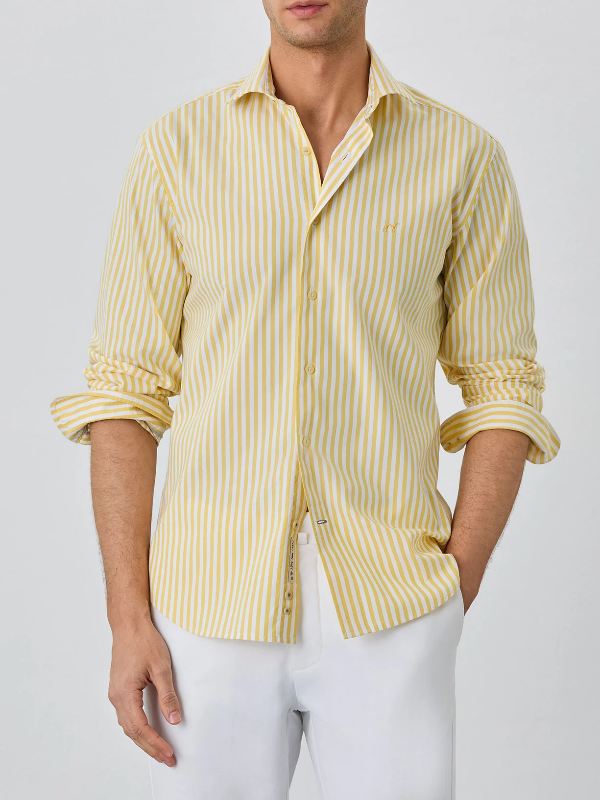 Camisa Slim Fit Com Colarinho Aberto Em Algodão BCI Com Riscas
