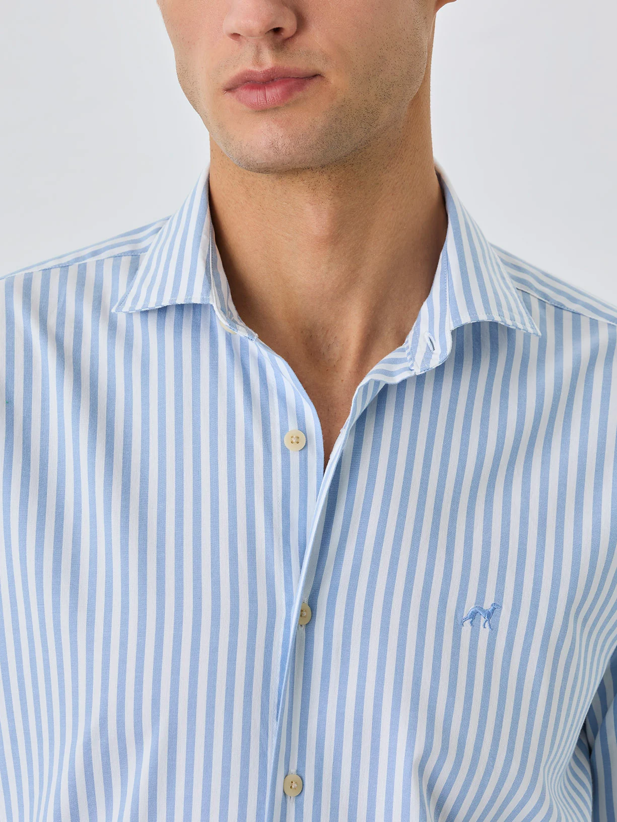 Camisa Slim Fit Com Colarinho Aberto Em Algodão BCI Com Riscas - Image 2