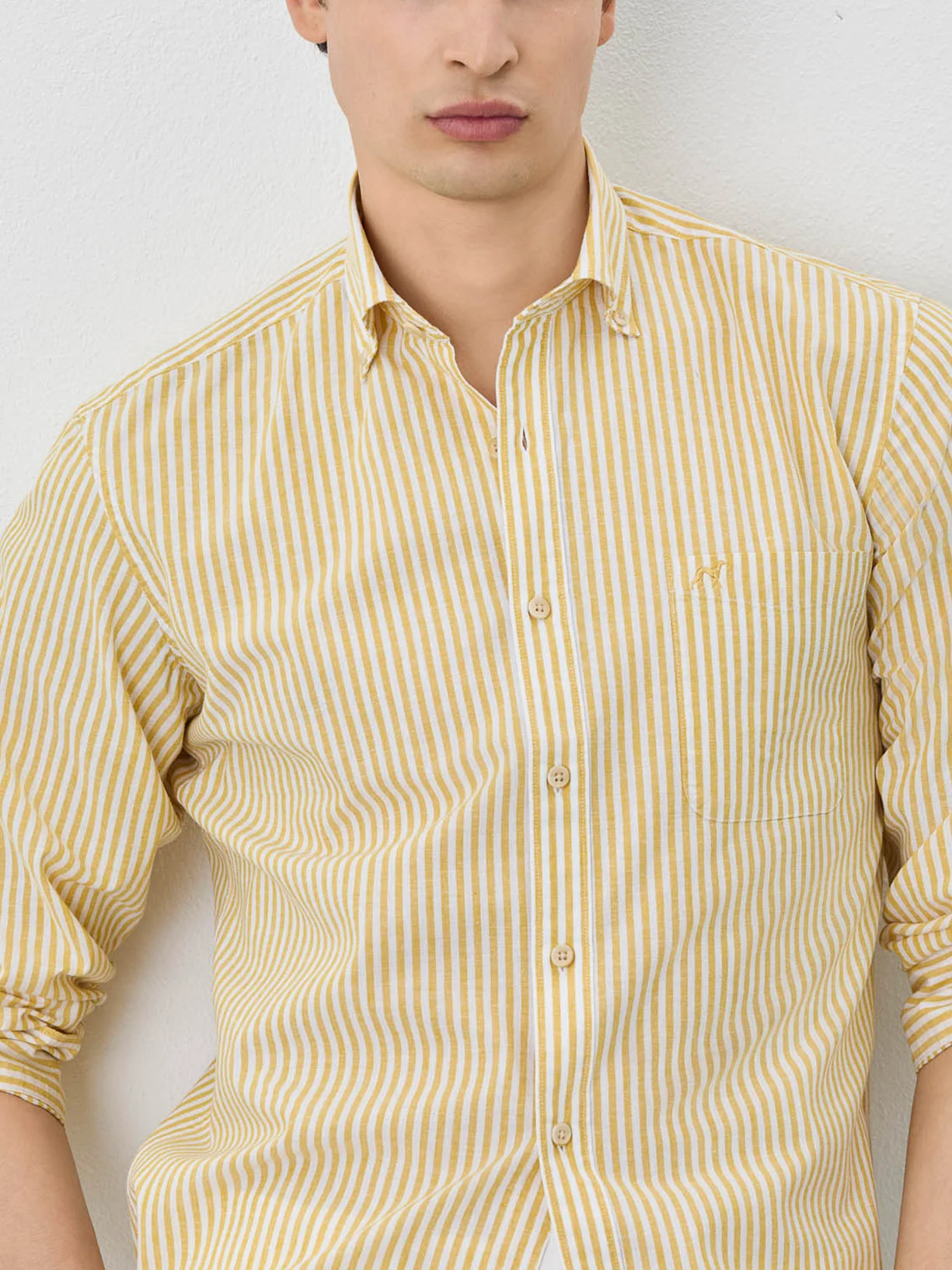 Camisa Slim Fit Com Colarinho De Botão Em Algodão E Linho Com Riscas