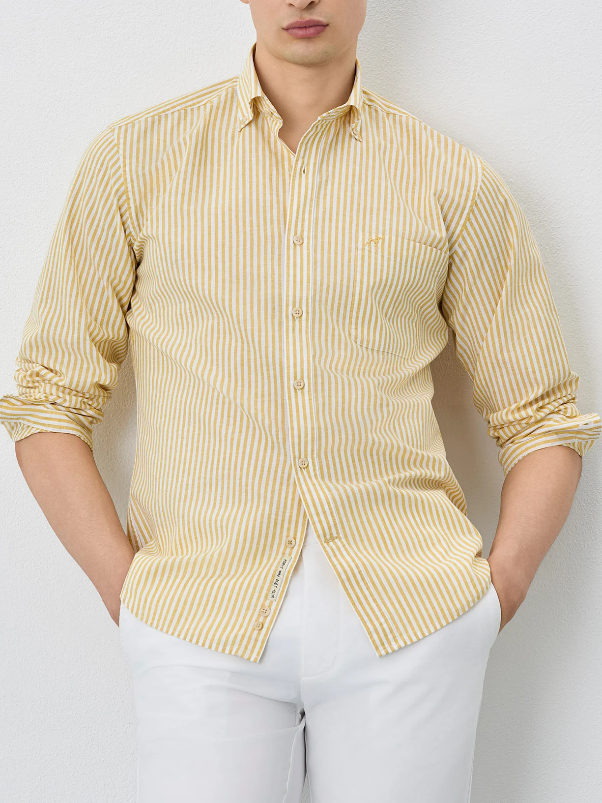 Camisa Slim Fit Com Colarinho De Botão Em Algodão E Linho Com Riscas - Image 2
