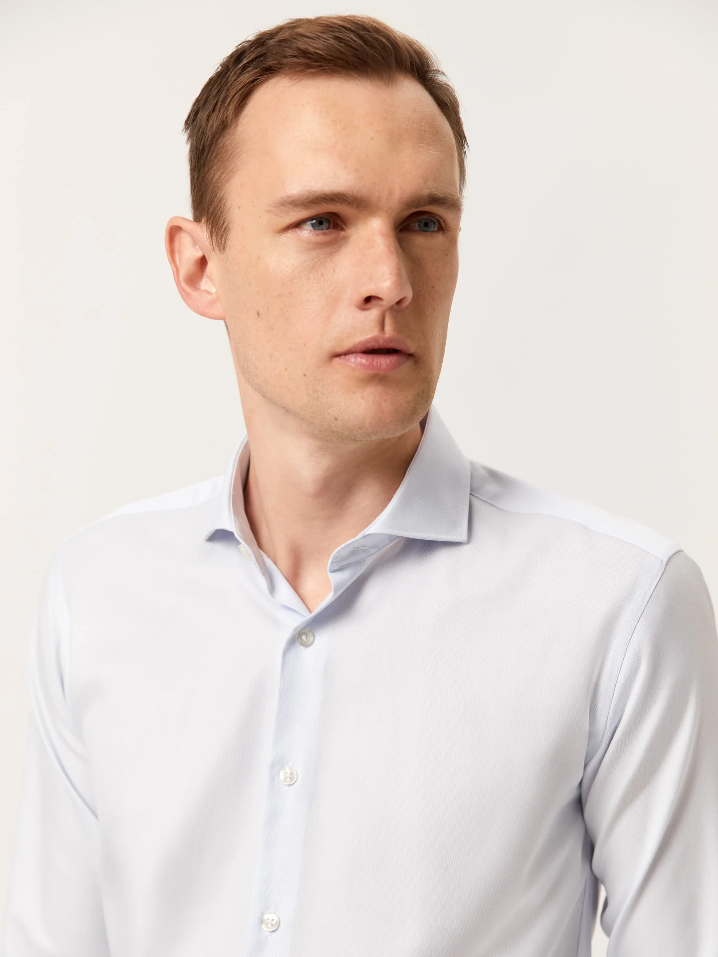 Camisa slim fit com micro riscas e colarinho Dublin