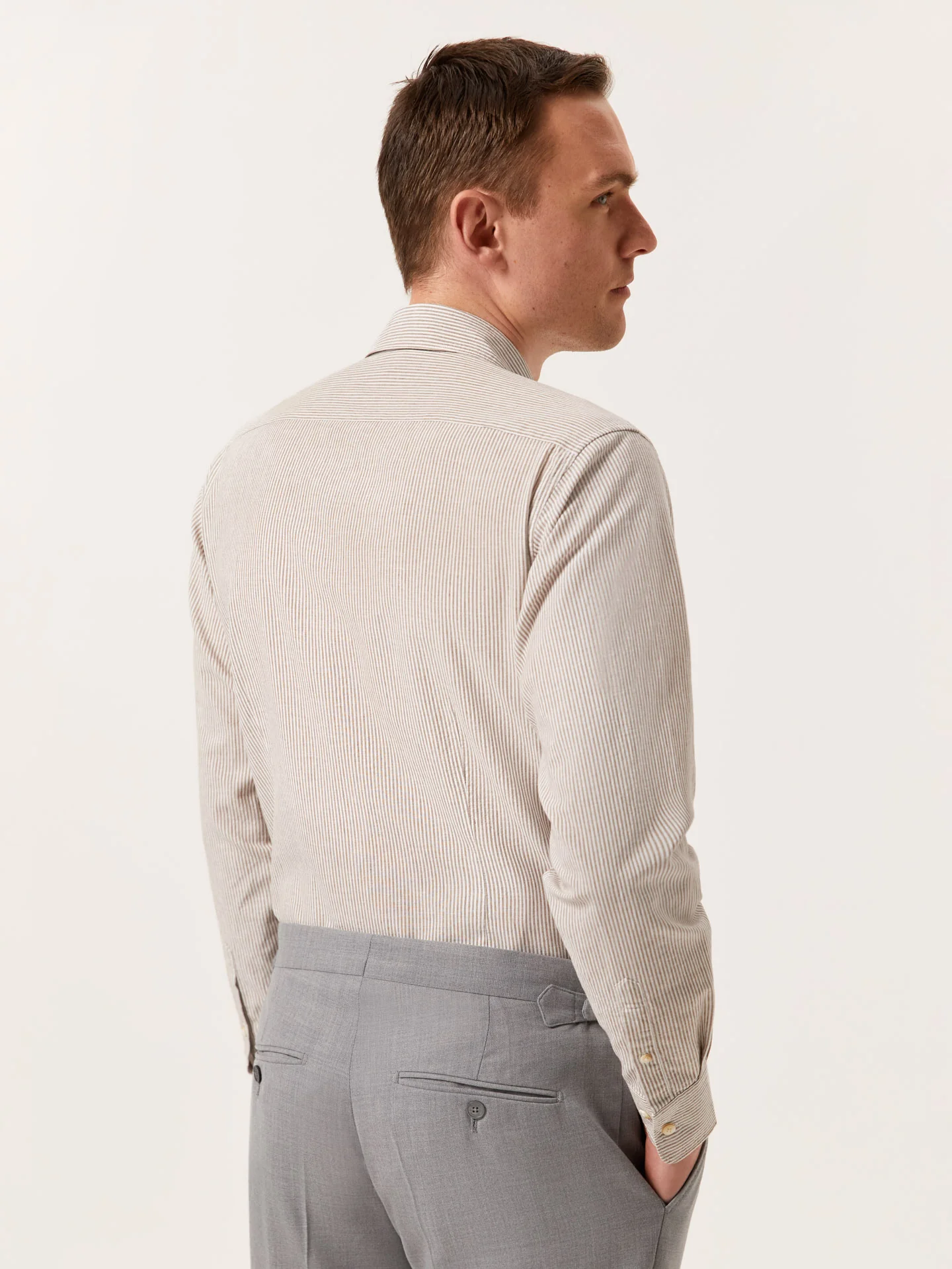 Camisa slim fit de algodão linho de riscas com colarinho aberto - Image 3