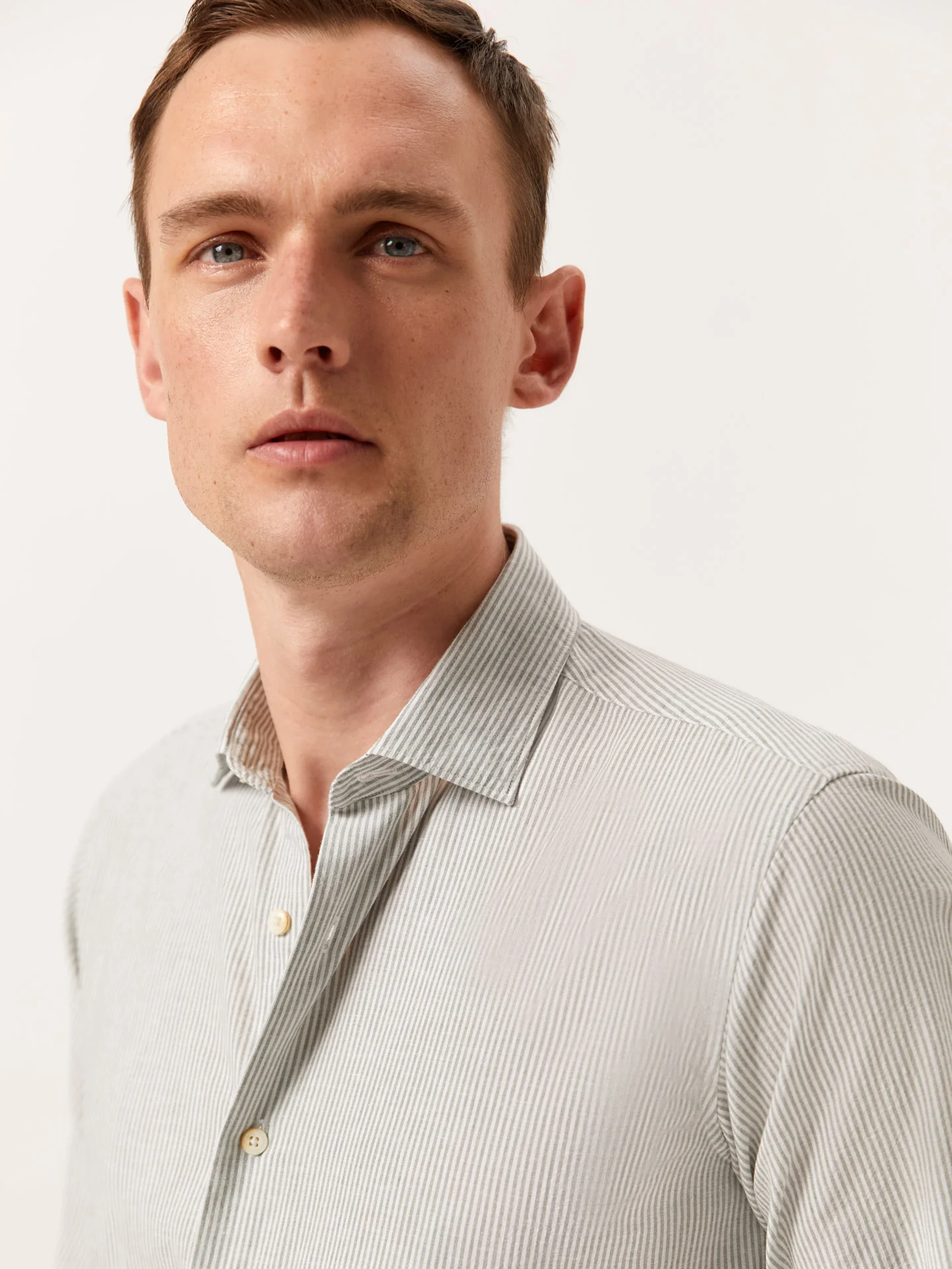 Camisa slim fit de algodão linho de riscas com colarinho aberto - Image 3