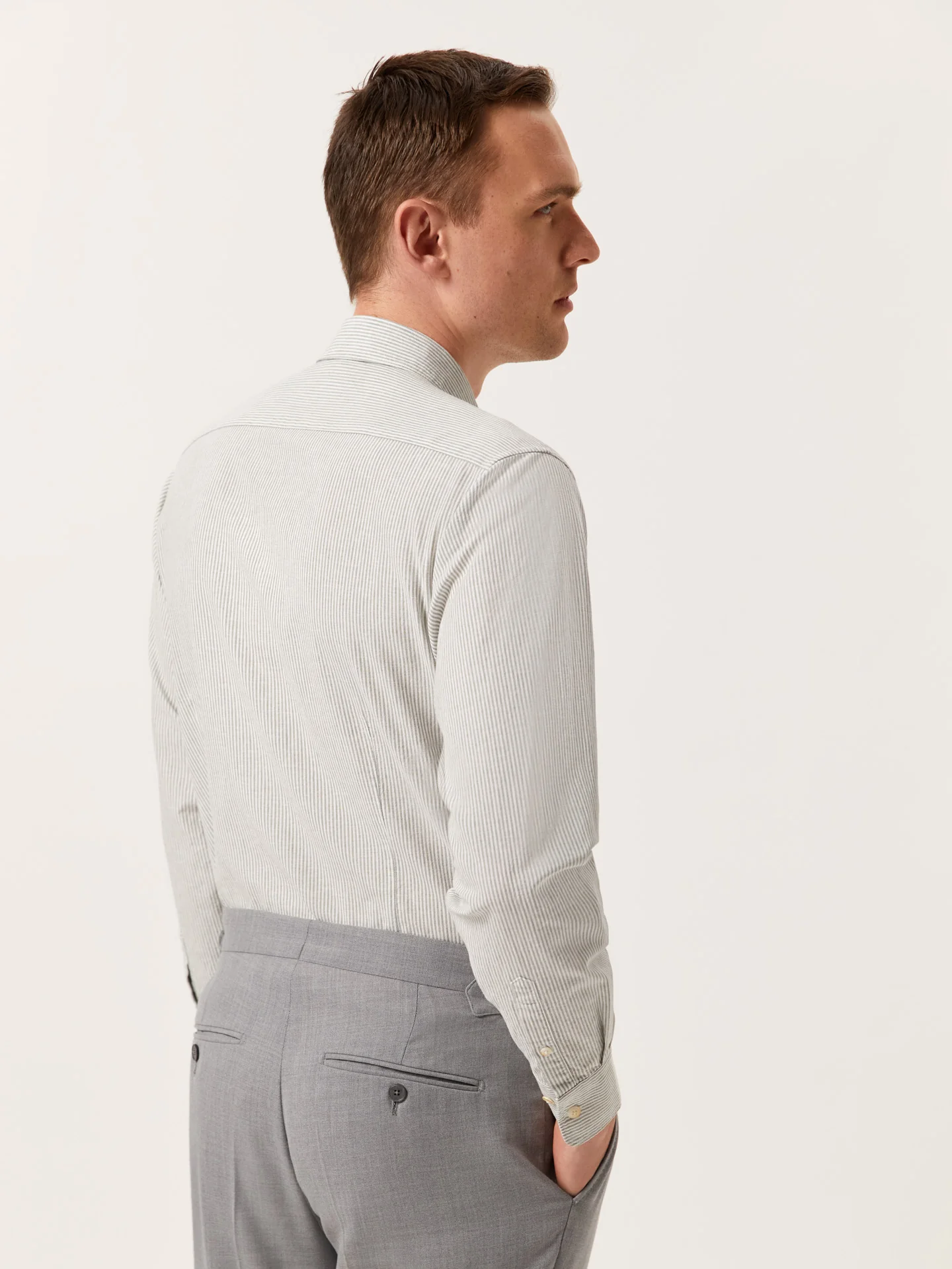 Camisa slim fit de algodão linho de riscas com colarinho aberto - Image 4