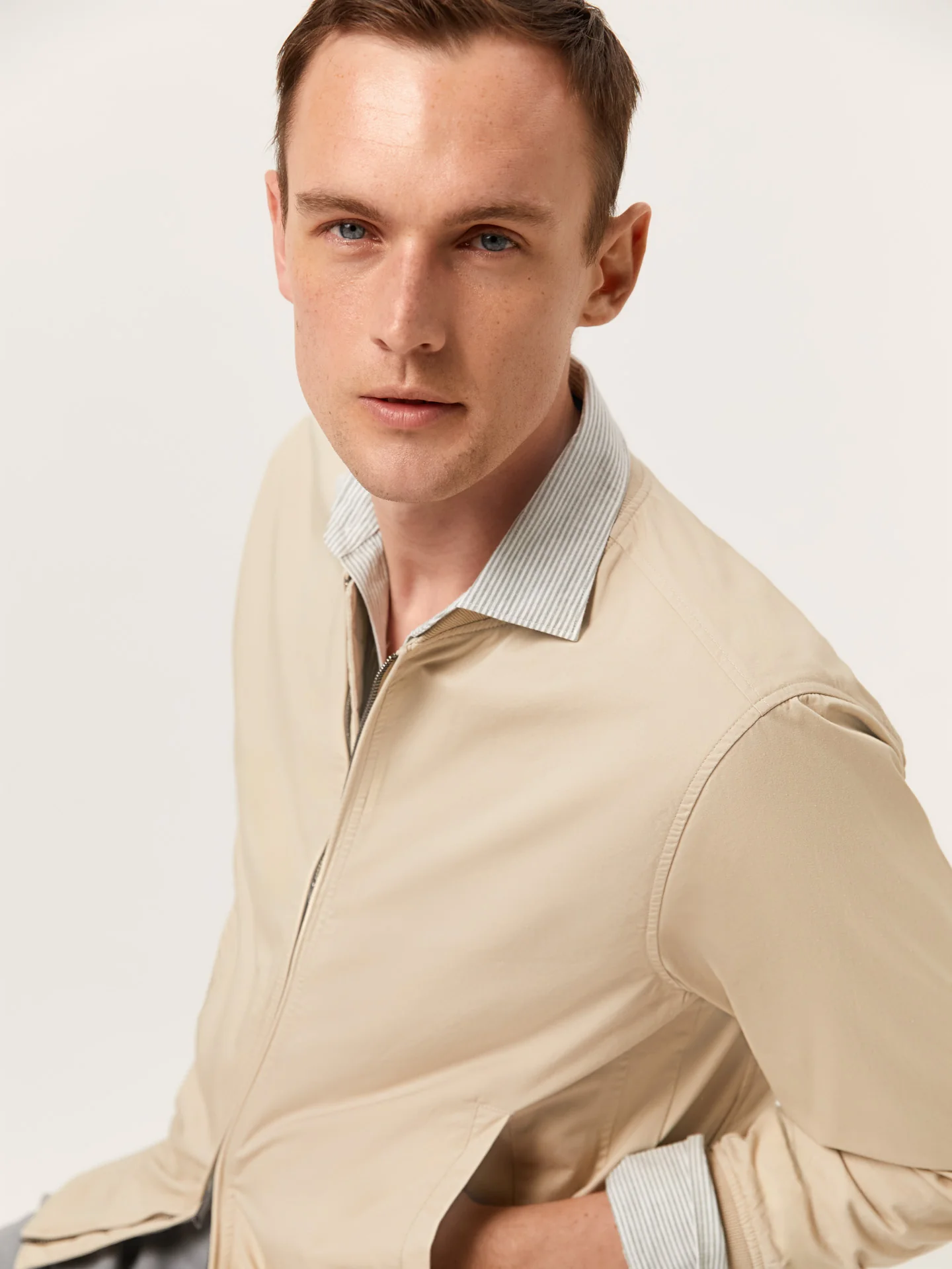Camisa slim fit de algodão linho de riscas com colarinho aberto - Image 5