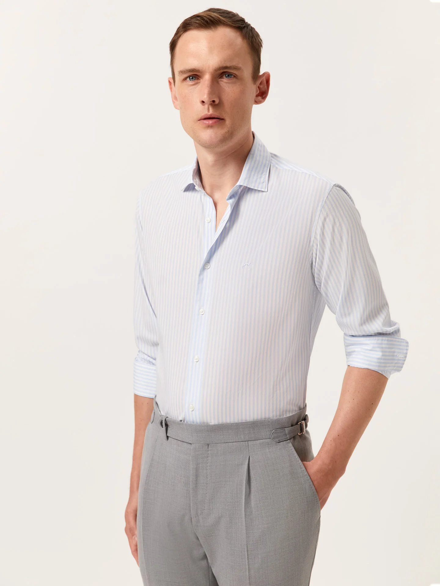 Camisa slim fit de riscas em algodão BCI com colarinho aberto