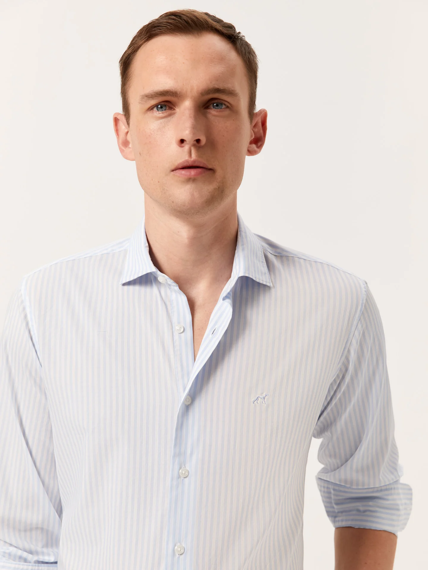Camisa slim fit de riscas em algodão BCI com colarinho aberto - Image 2