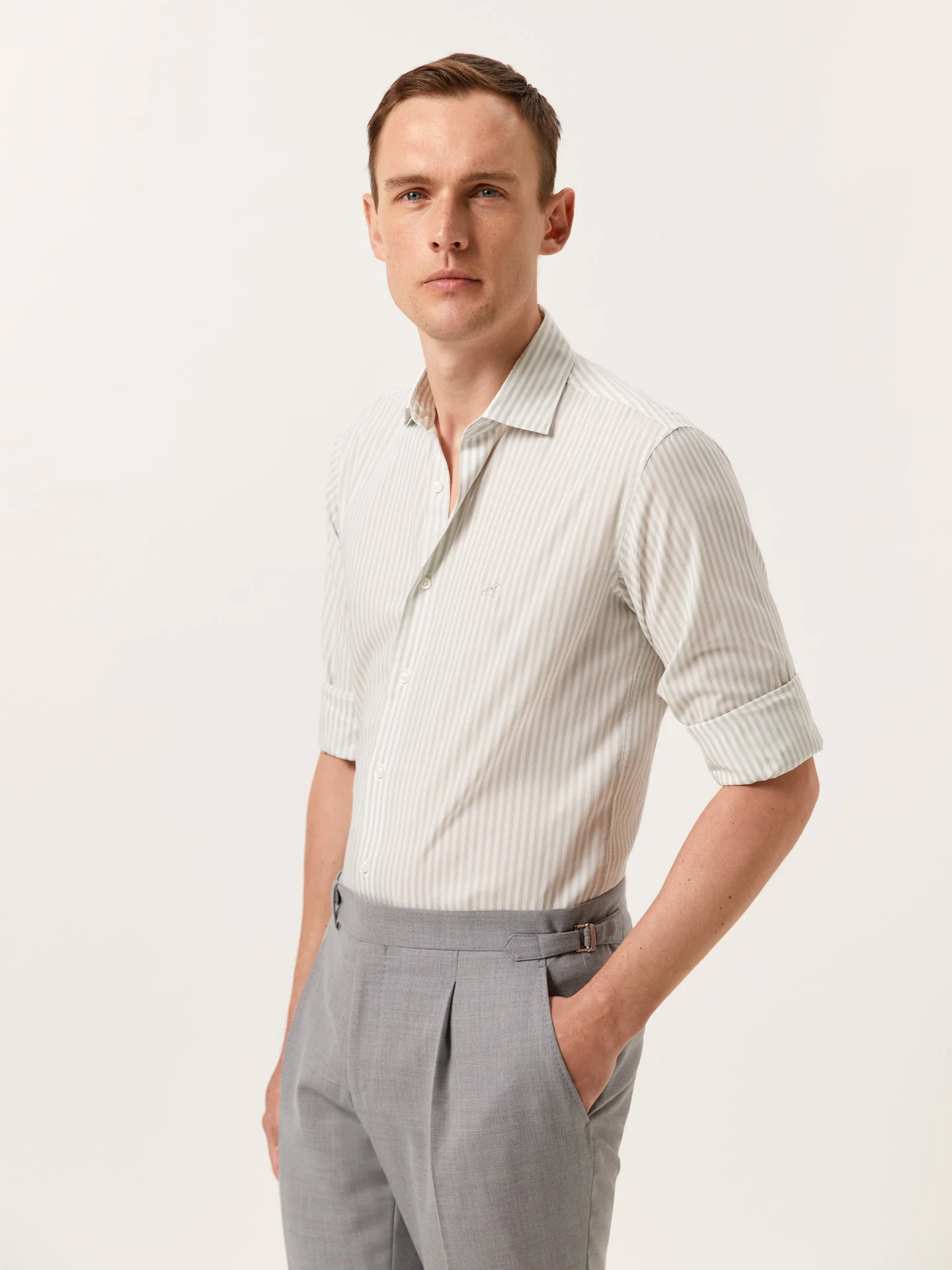 Camisa slim fit de riscas em algodão BCI com colarinho aberto
