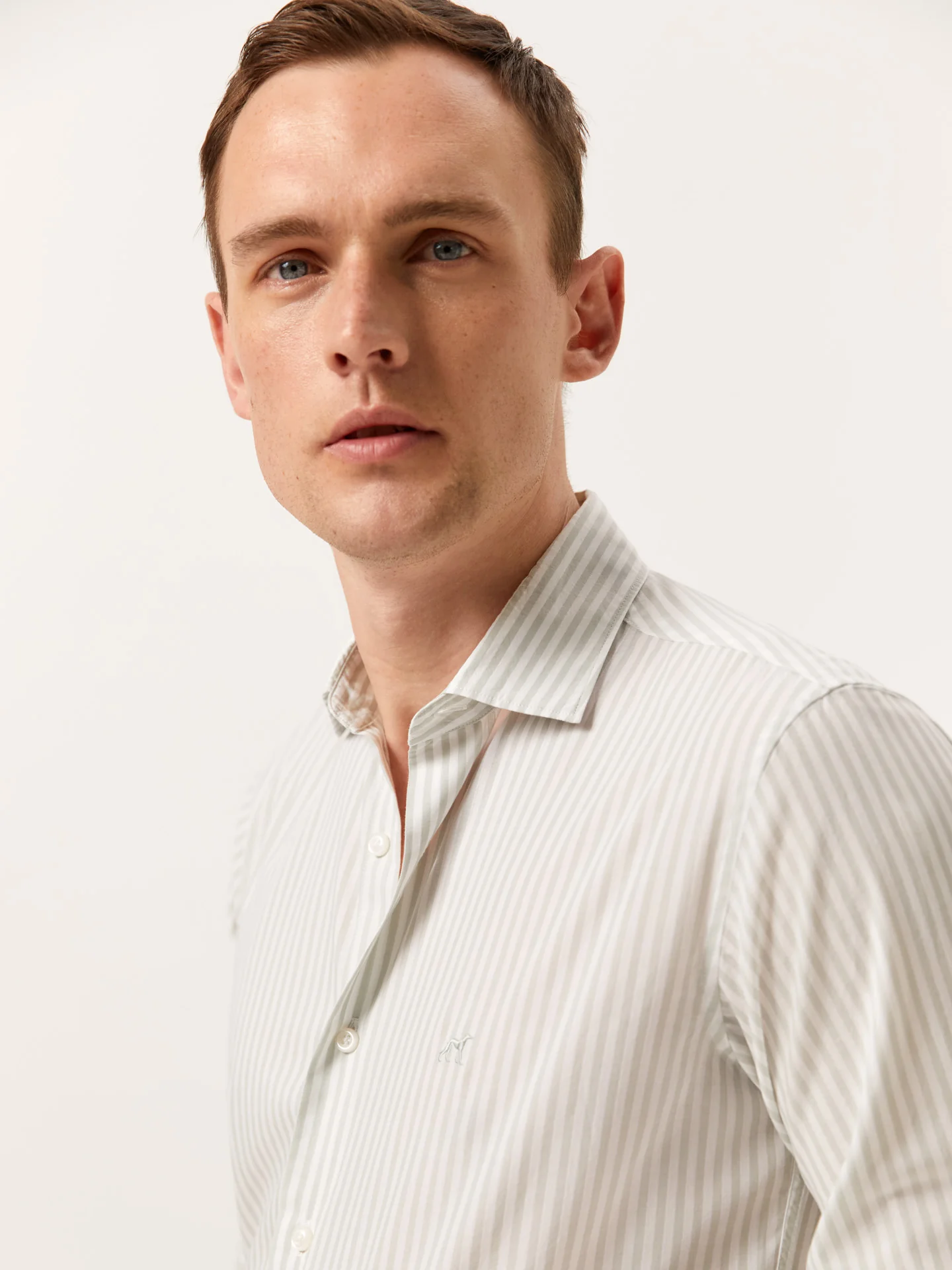 Camisa slim fit de riscas em algodão BCI com colarinho aberto - Image 4