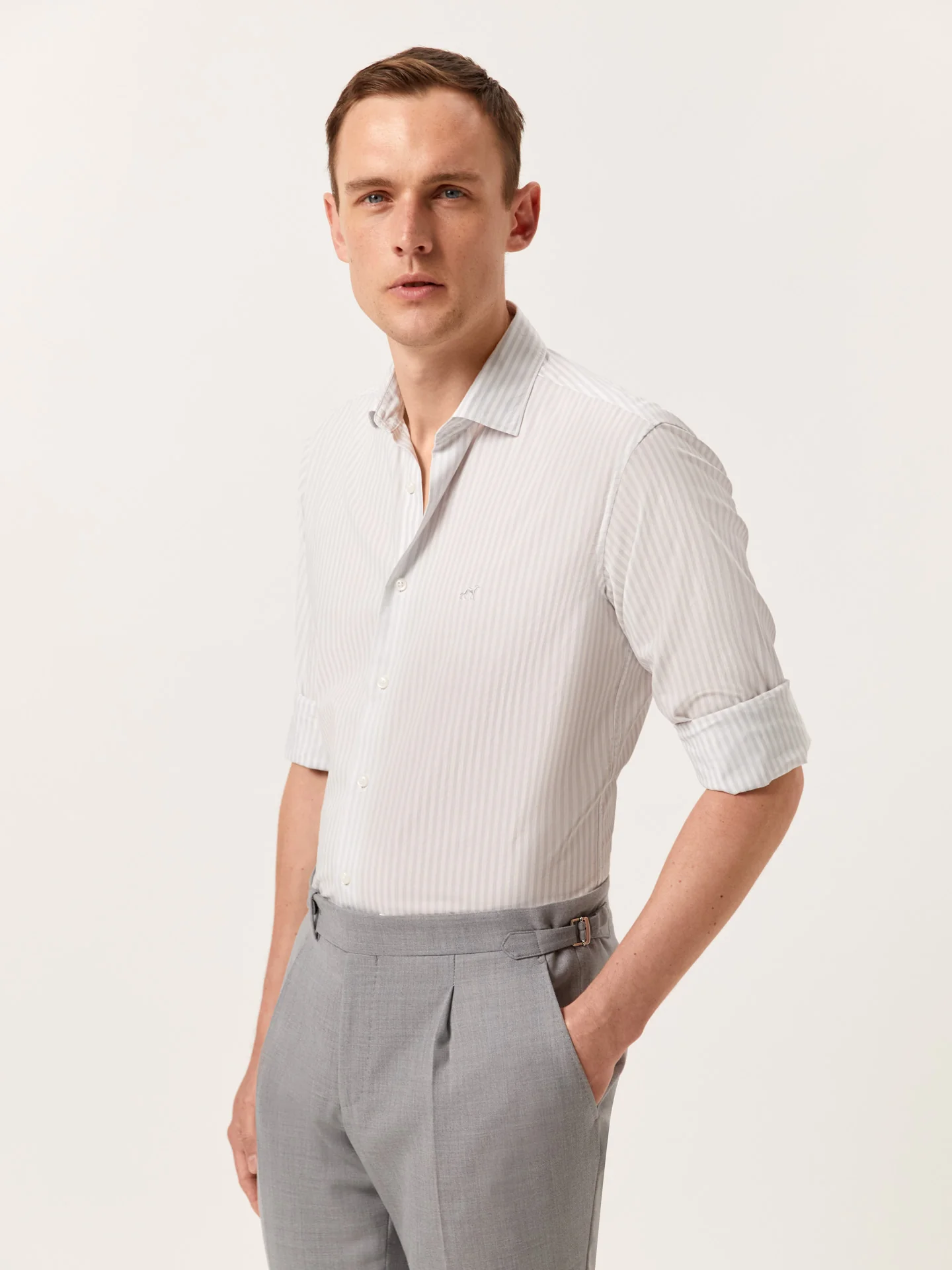 Camisa slim fit de riscas em algodão BCI com colarinho aberto