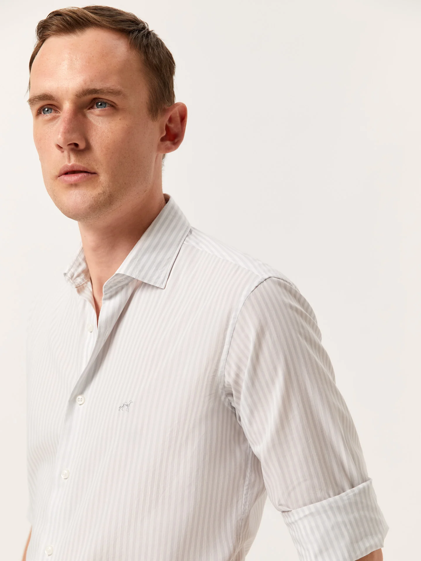 Camisa slim fit de riscas em algodão BCI com colarinho aberto - Image 2