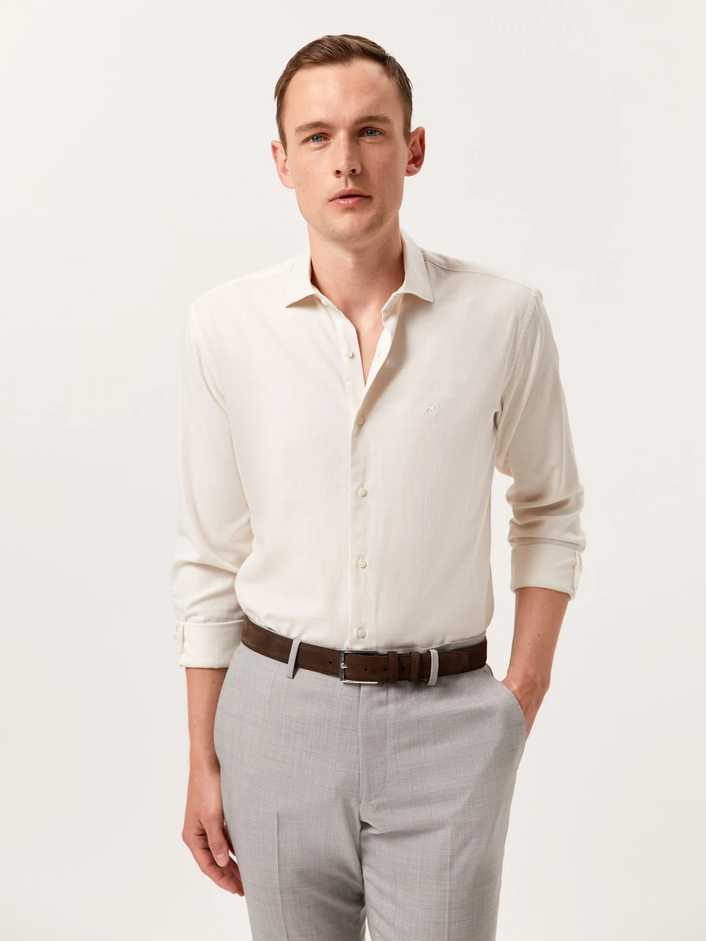 Camisa slim fit de sarja mescla de algodão slub com colarinho aberto - Image 3