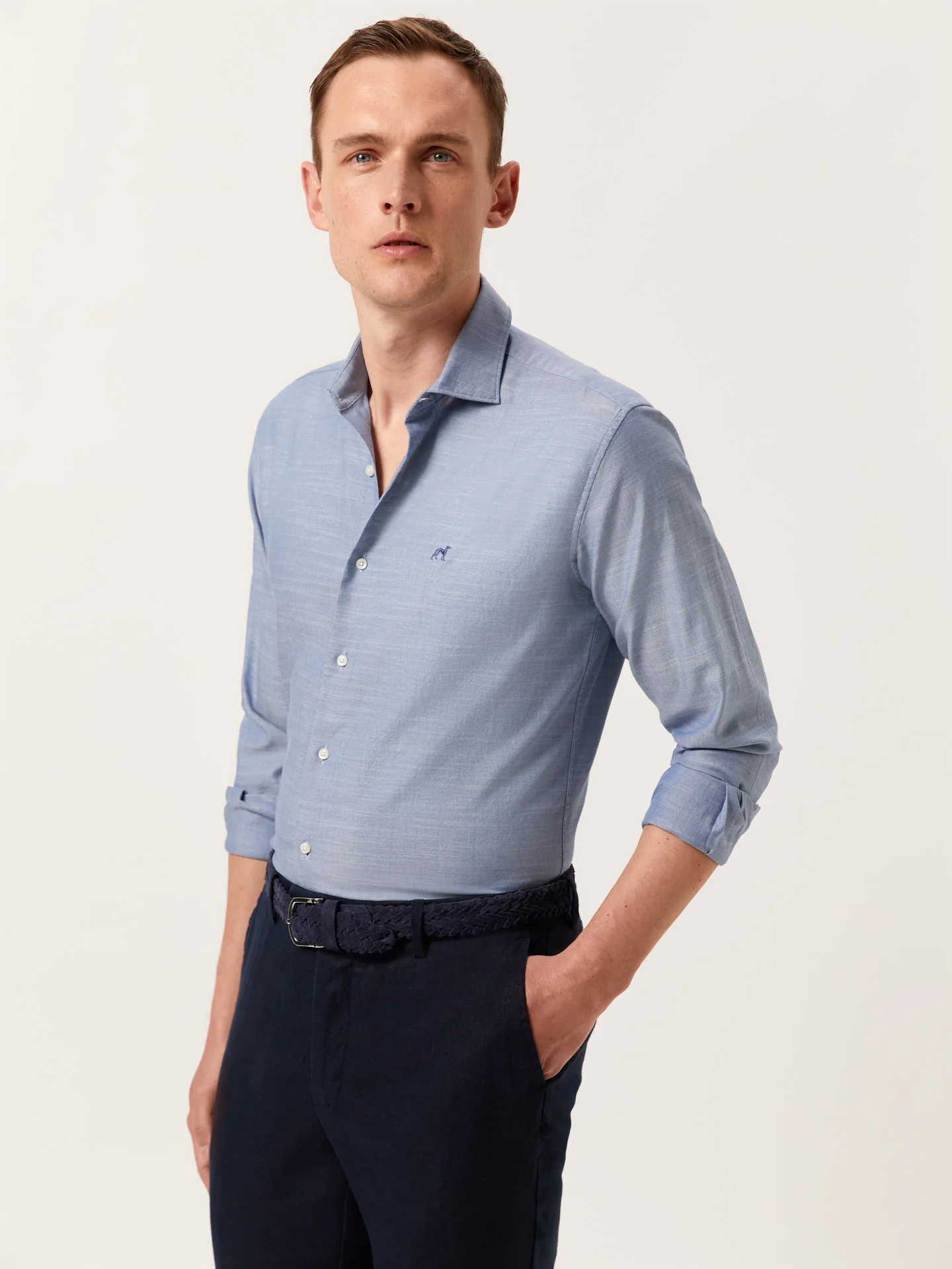 Camisa slim fit de sarja mescla de algodão slub com colarinho aberto - Image 6