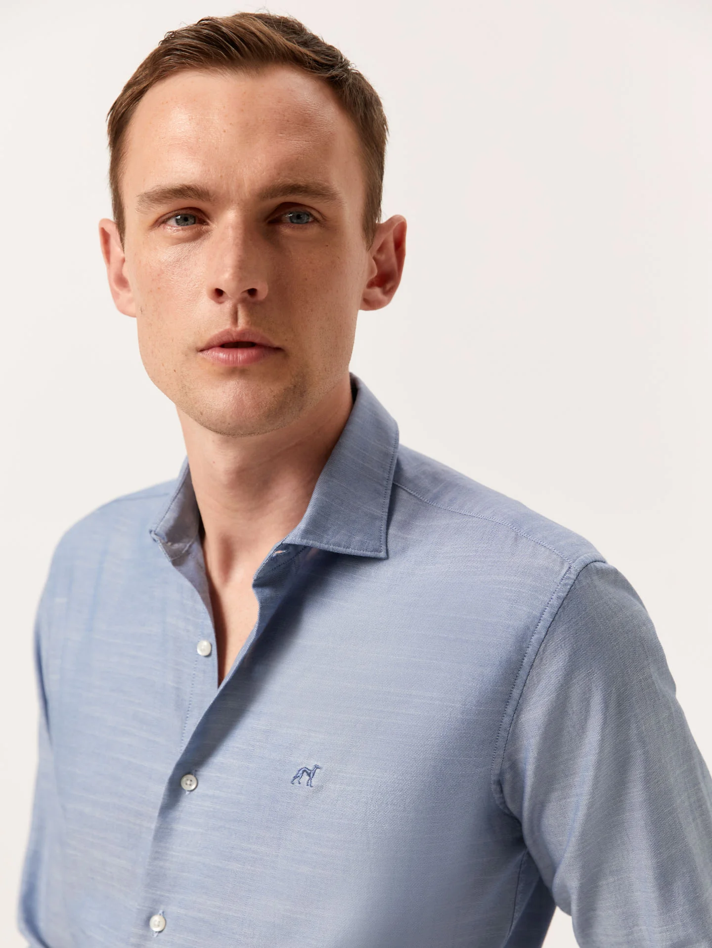 Camisa slim fit de sarja mescla de algodão slub com colarinho aberto - Image 7