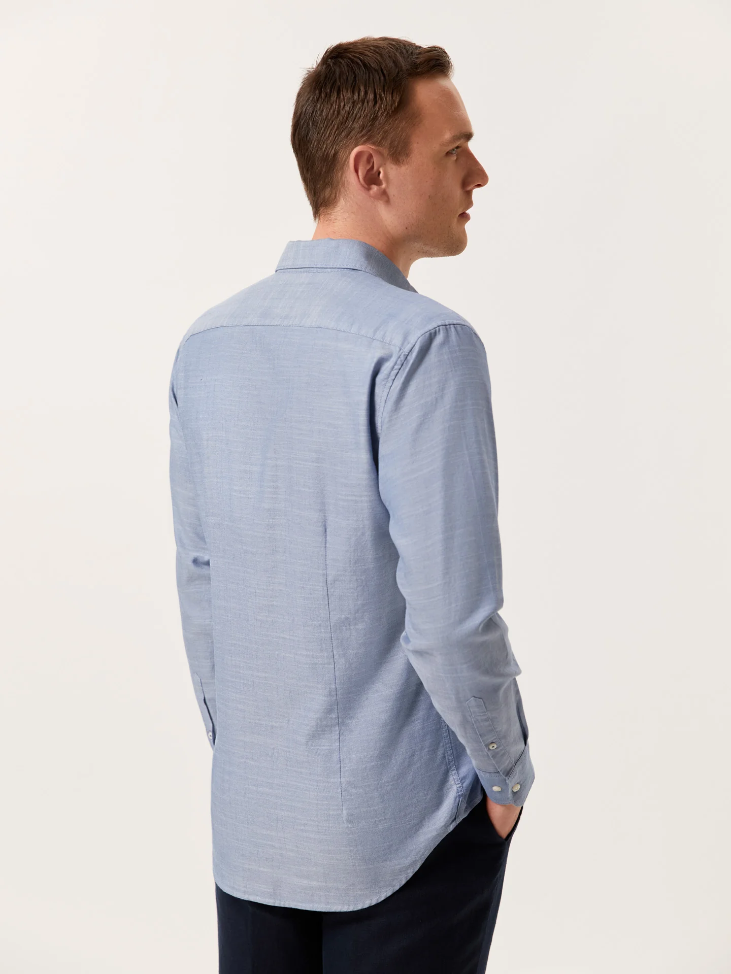Camisa slim fit de sarja mescla de algodão slub com colarinho aberto - Image 8