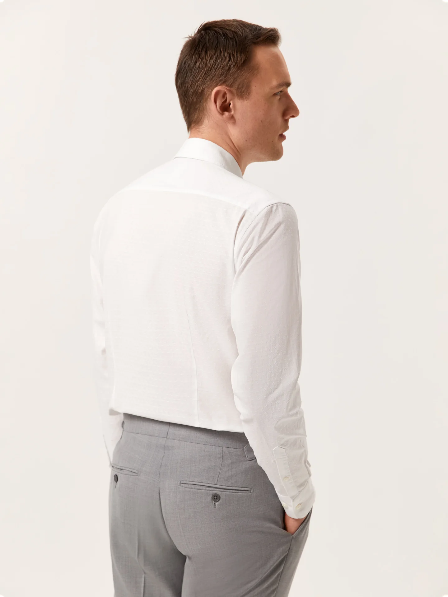 Camisa slim fit em algodão linho com padrão jacquard e colarinho aberto - Image 3