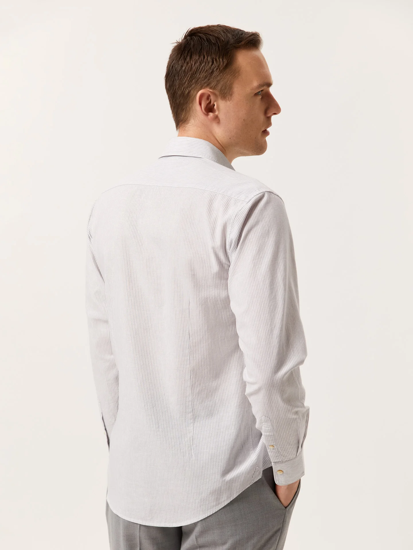 Camisa slim fit em algodão linho de riscas com colarinho aberto - Image 3