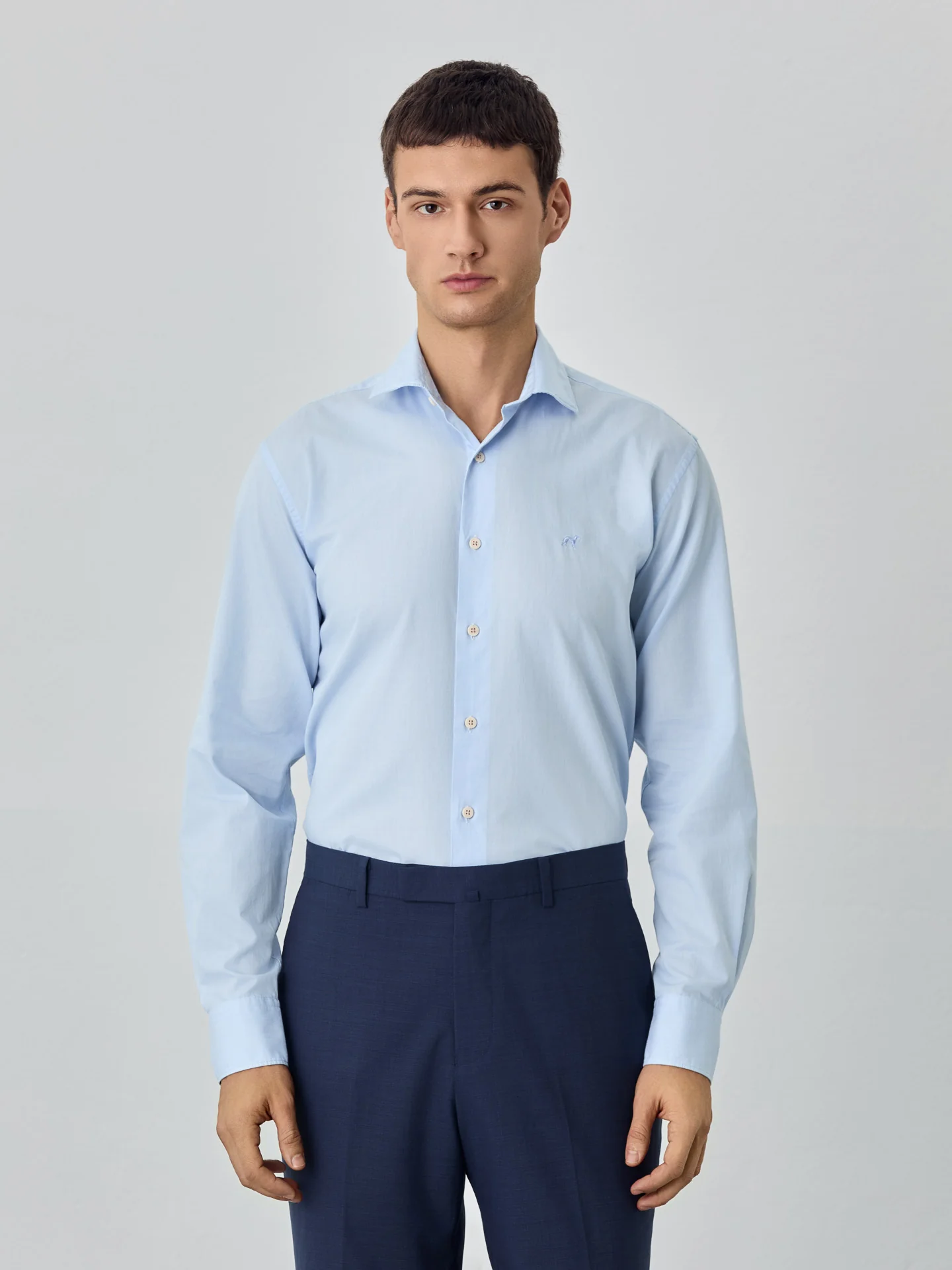 Camisa slim fit em cetim suave de riscas