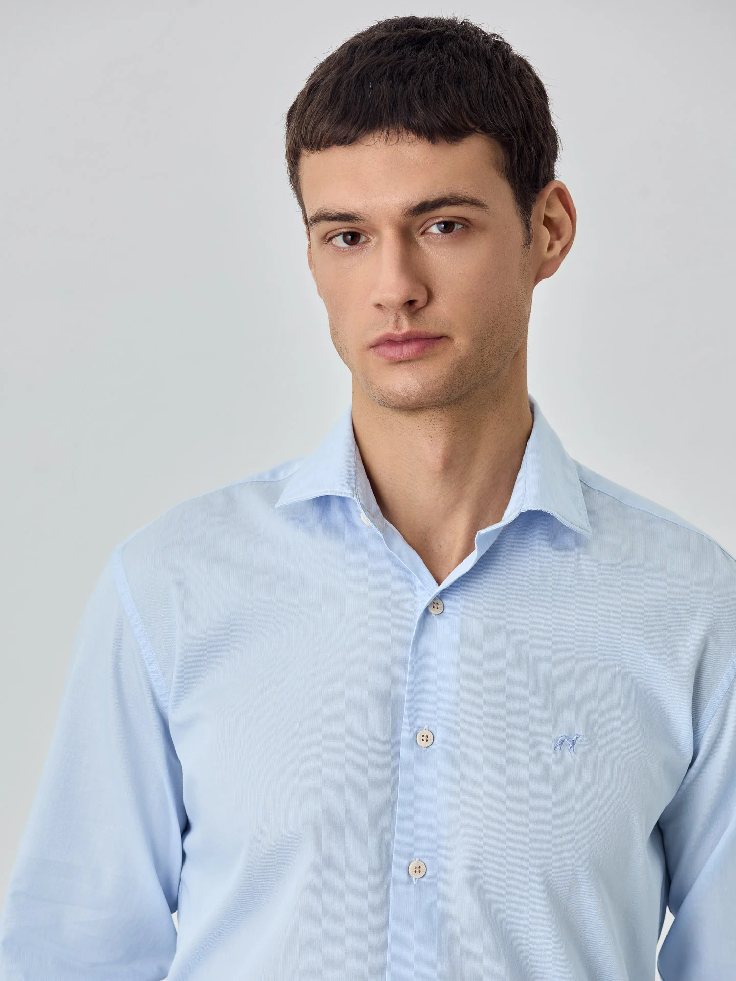 Camisa slim fit em cetim suave de riscas - Image 3