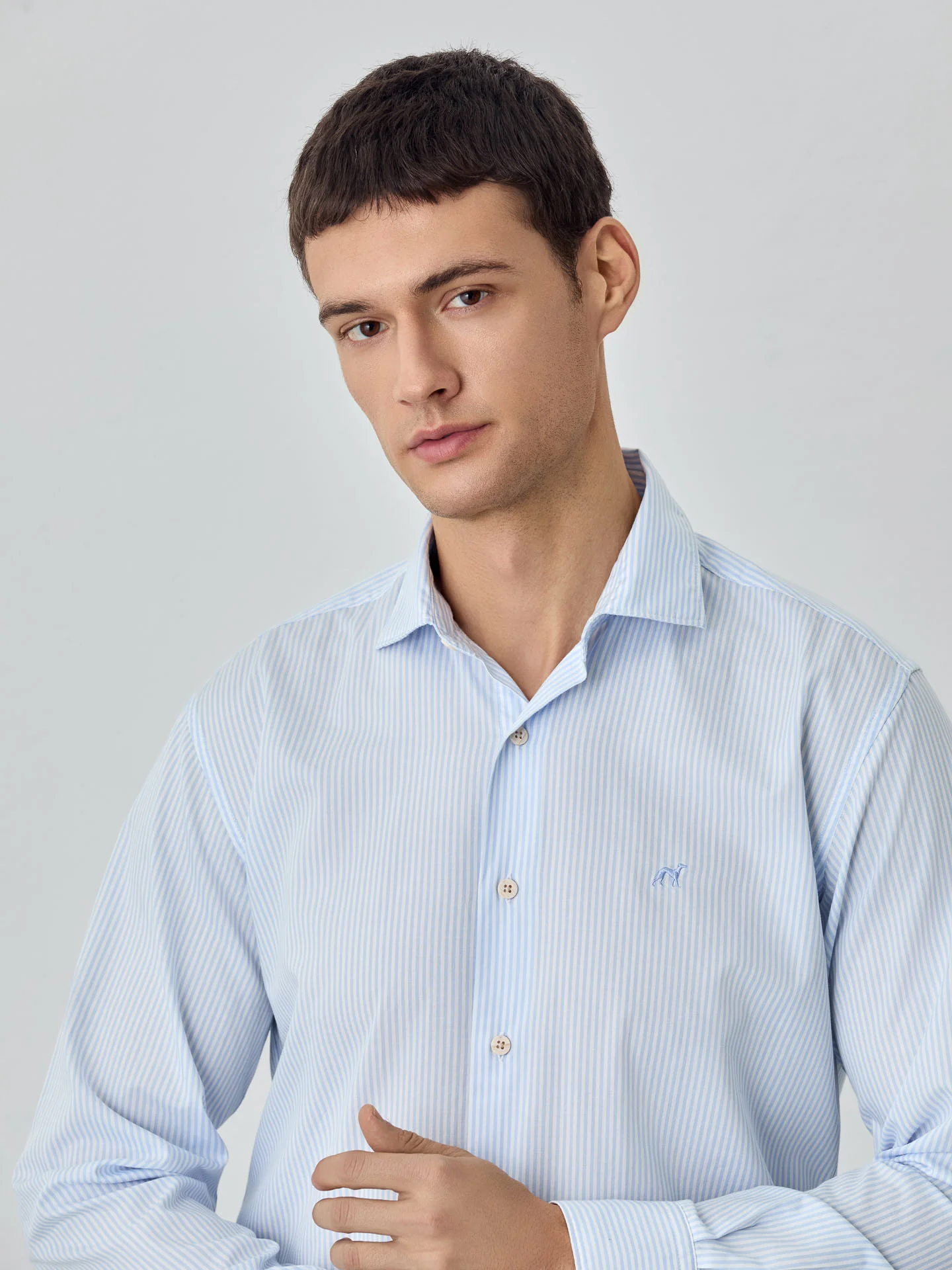 Camisa slim fit em cetim suave de riscas - Image 2