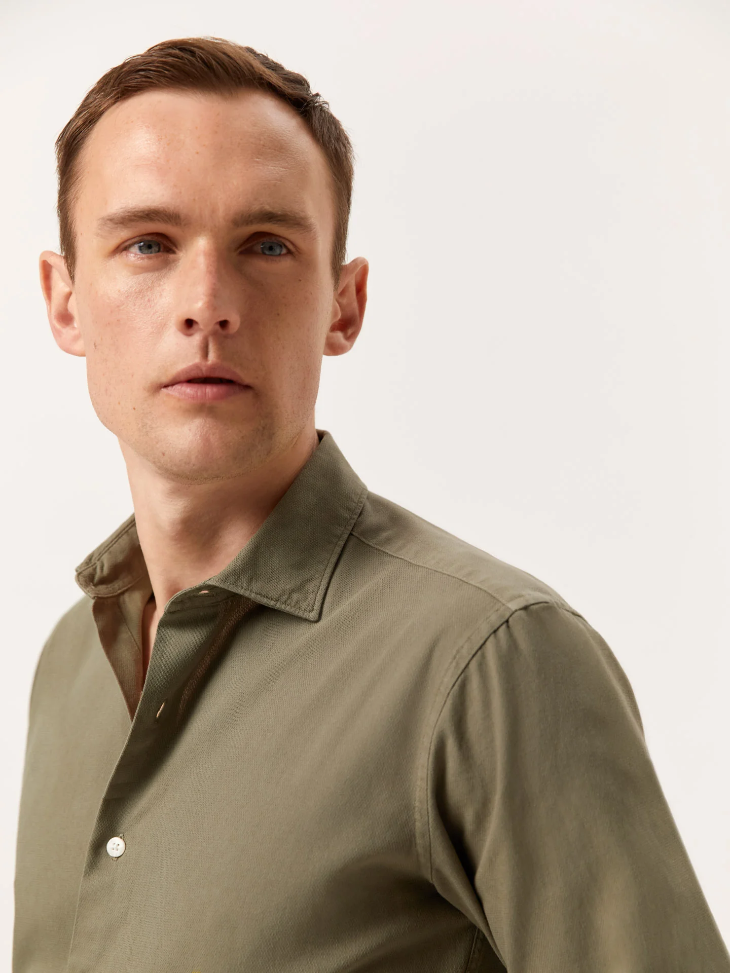 Camisa slim fit em estrutura piqué garment dye com colarinho aberto - Image 10