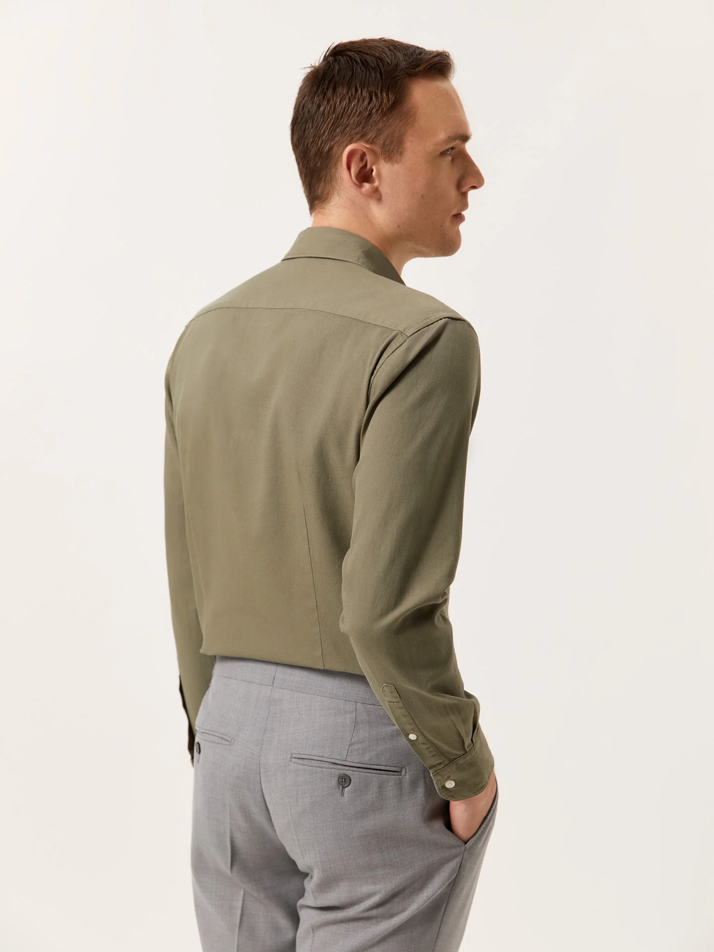 Camisa slim fit em estrutura piqué garment dye com colarinho aberto - Image 11