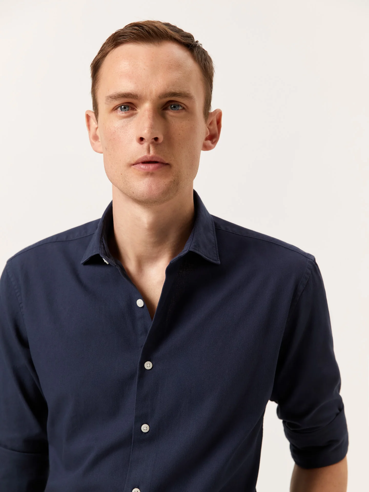 Camisa slim fit em estrutura piqué garment dye com colarinho aberto - Image 3