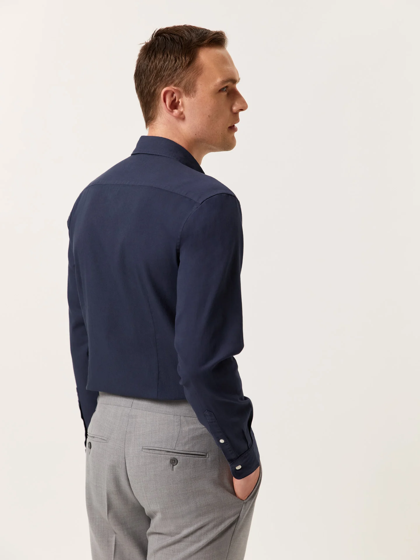 Camisa slim fit em estrutura piqué garment dye com colarinho aberto - Image 5