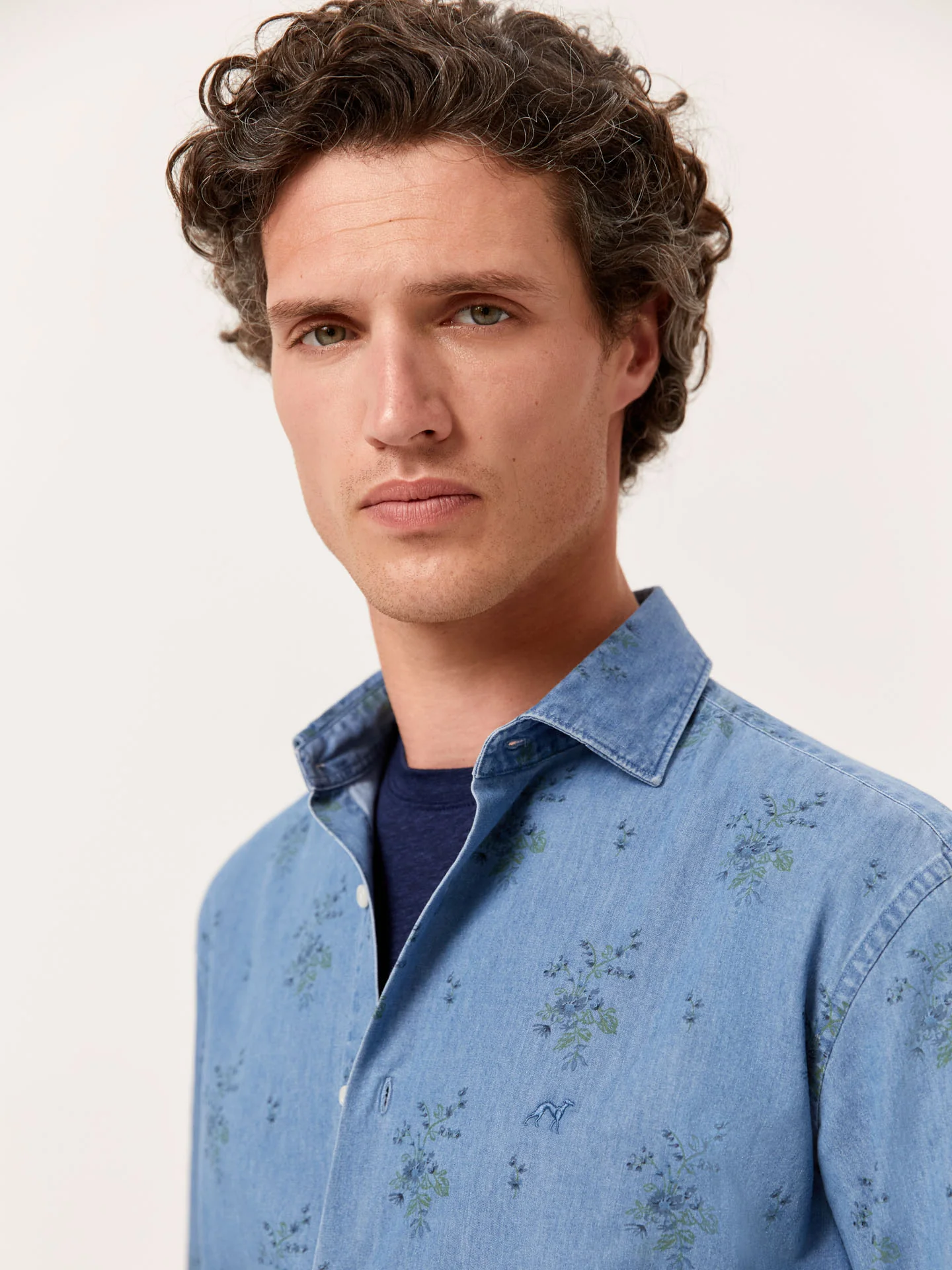 Camisa slim fit em ganga estampada com colarinho aberto