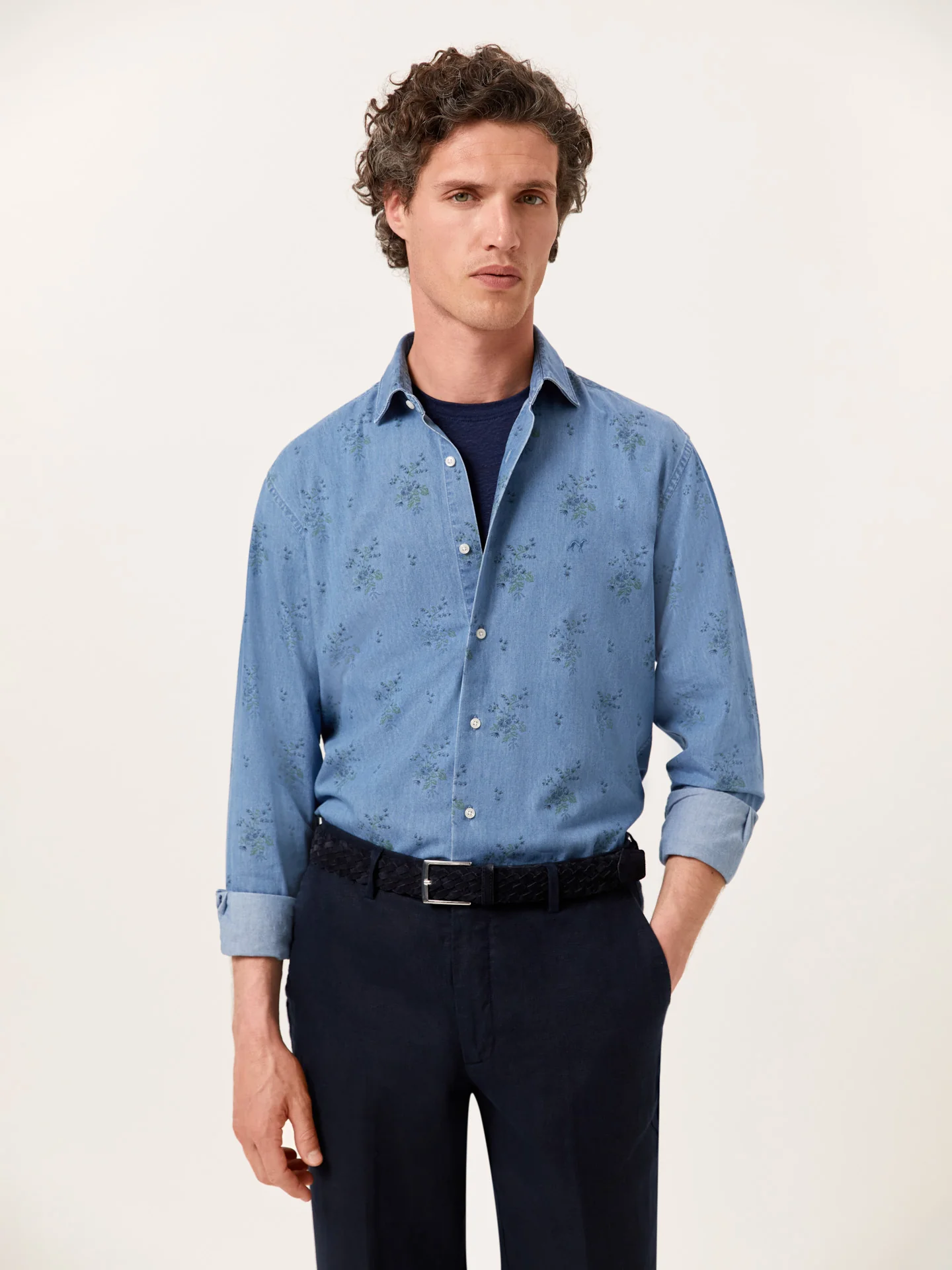 Camisa slim fit em ganga estampada com colarinho aberto - Image 2