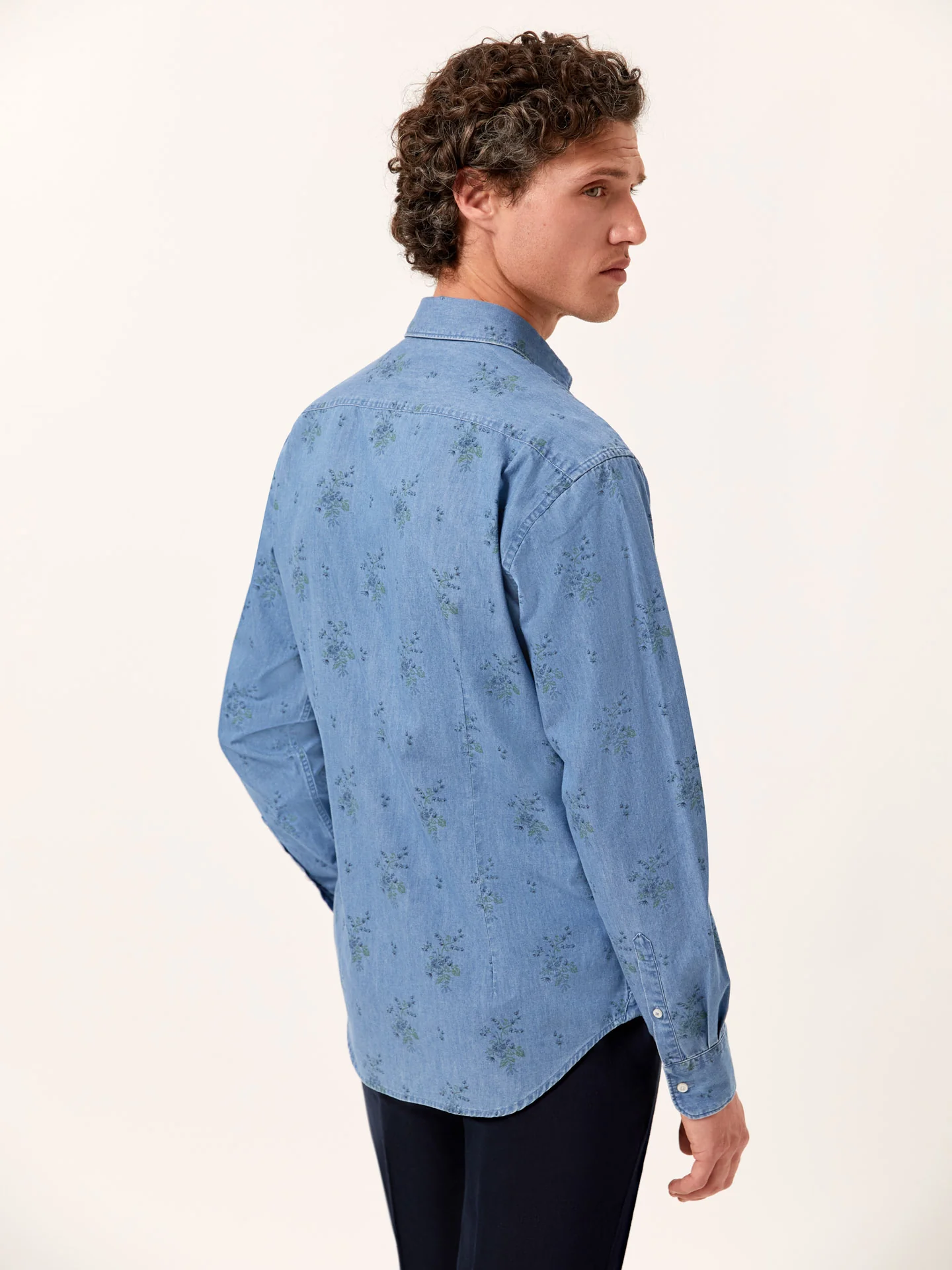 Camisa slim fit em ganga estampada com colarinho aberto - Image 3