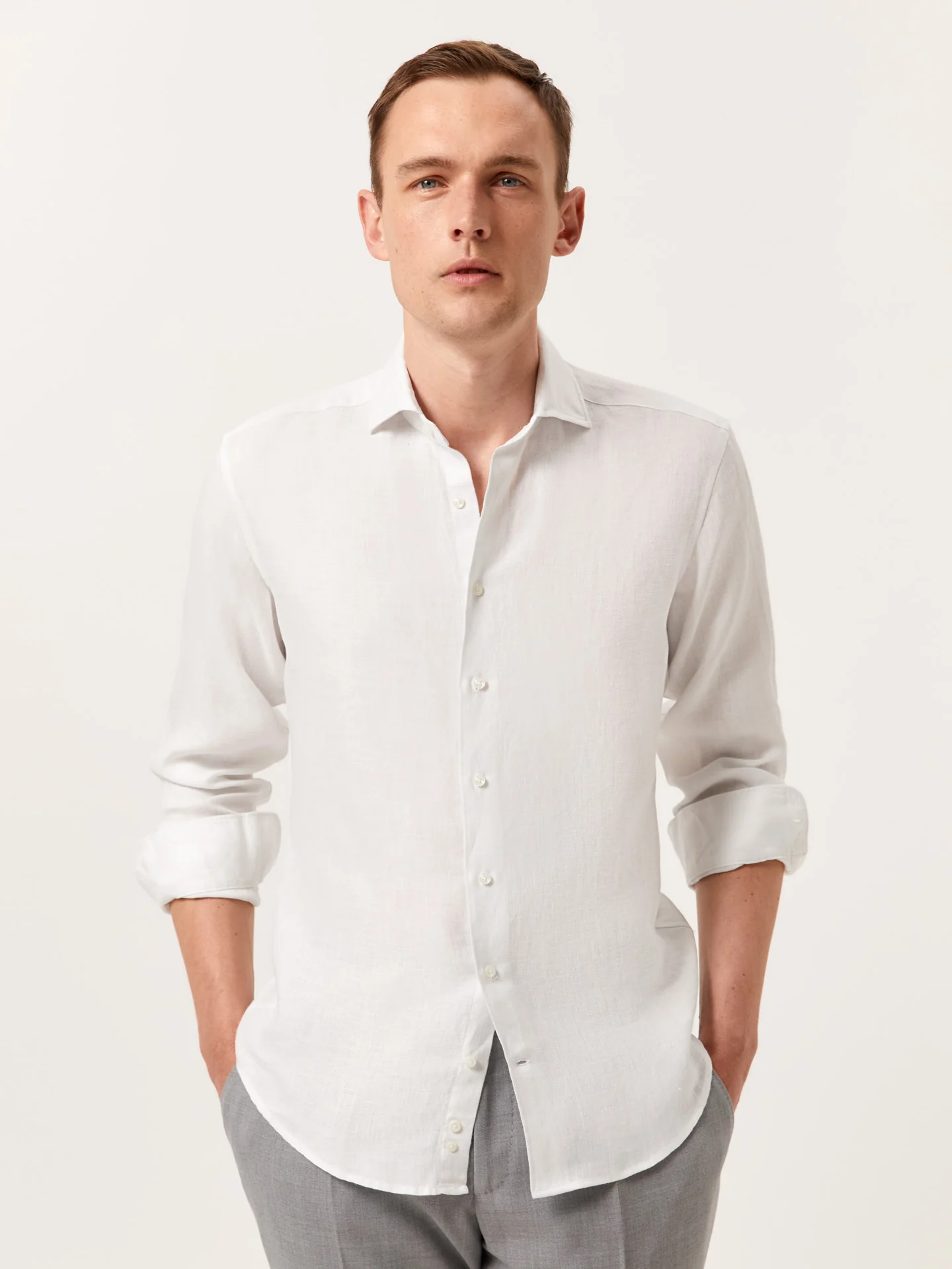 Camisa slim fit em linho de espinha com colarinho Newport