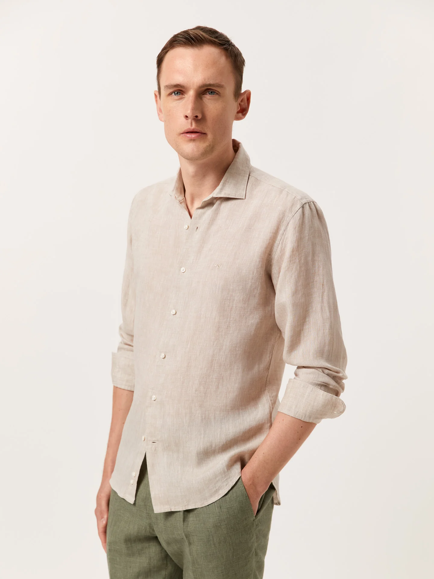 Camisa slim fit em linho liso com colarinho aberto - Image 10