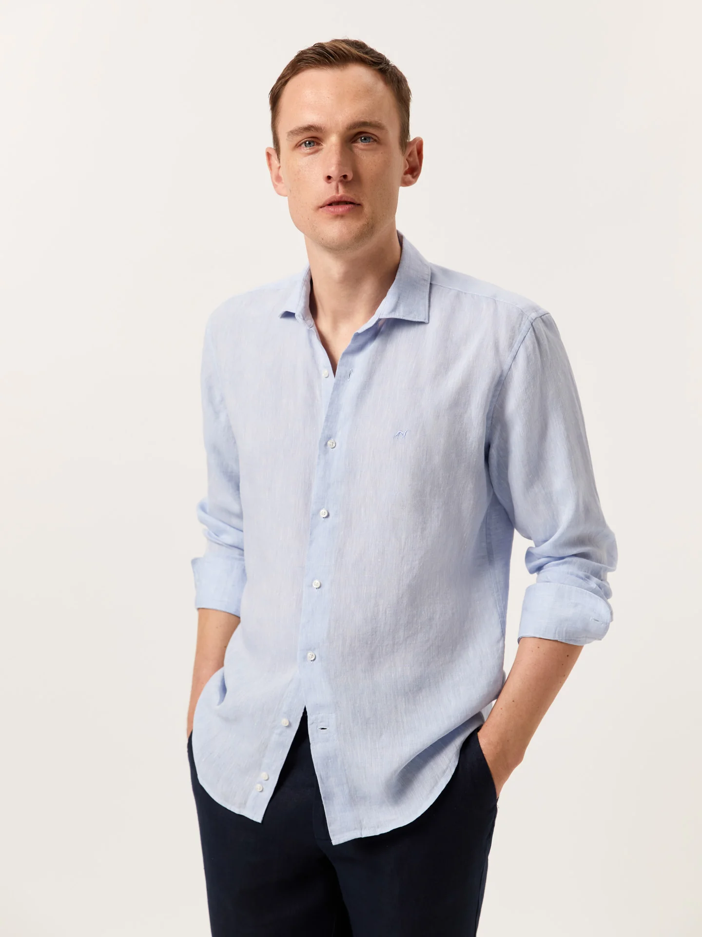 Camisa slim fit em linho liso com colarinho aberto - Image 13