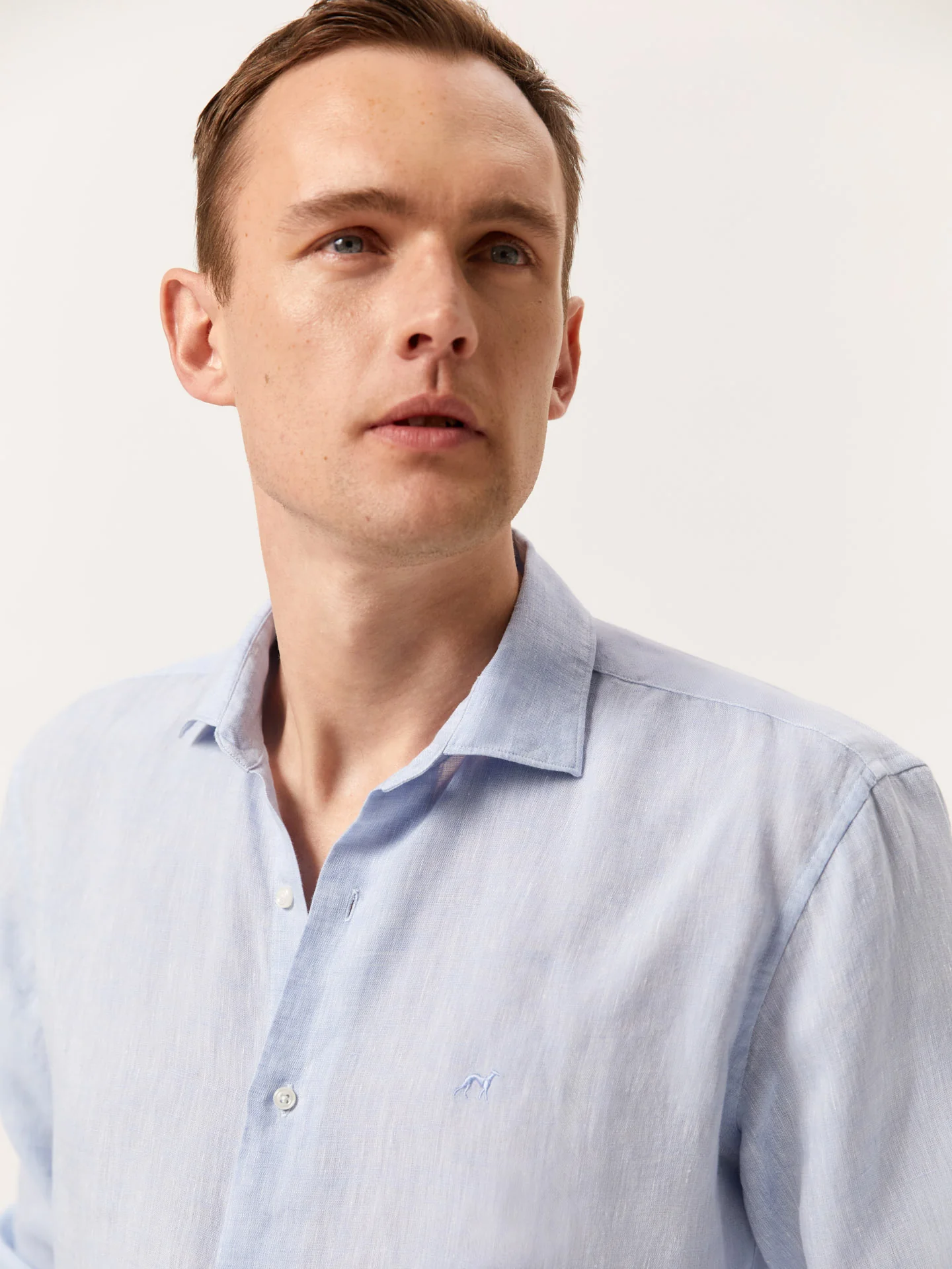 Camisa slim fit em linho liso com colarinho aberto - Image 14