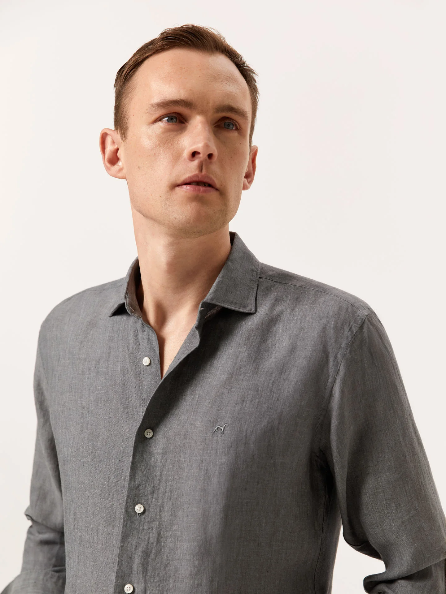 Camisa slim fit em linho liso com colarinho aberto - Image 5