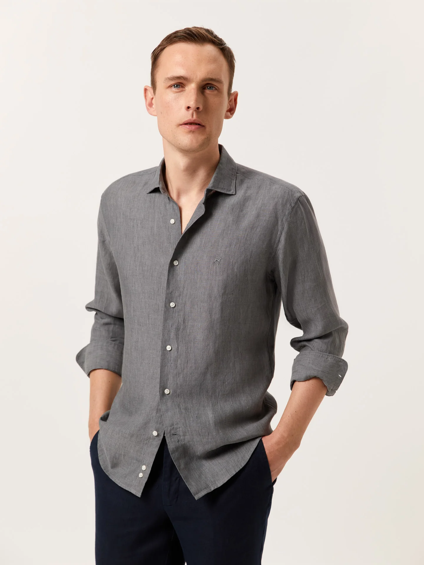 Camisa slim fit em linho liso com colarinho aberto - Image 6