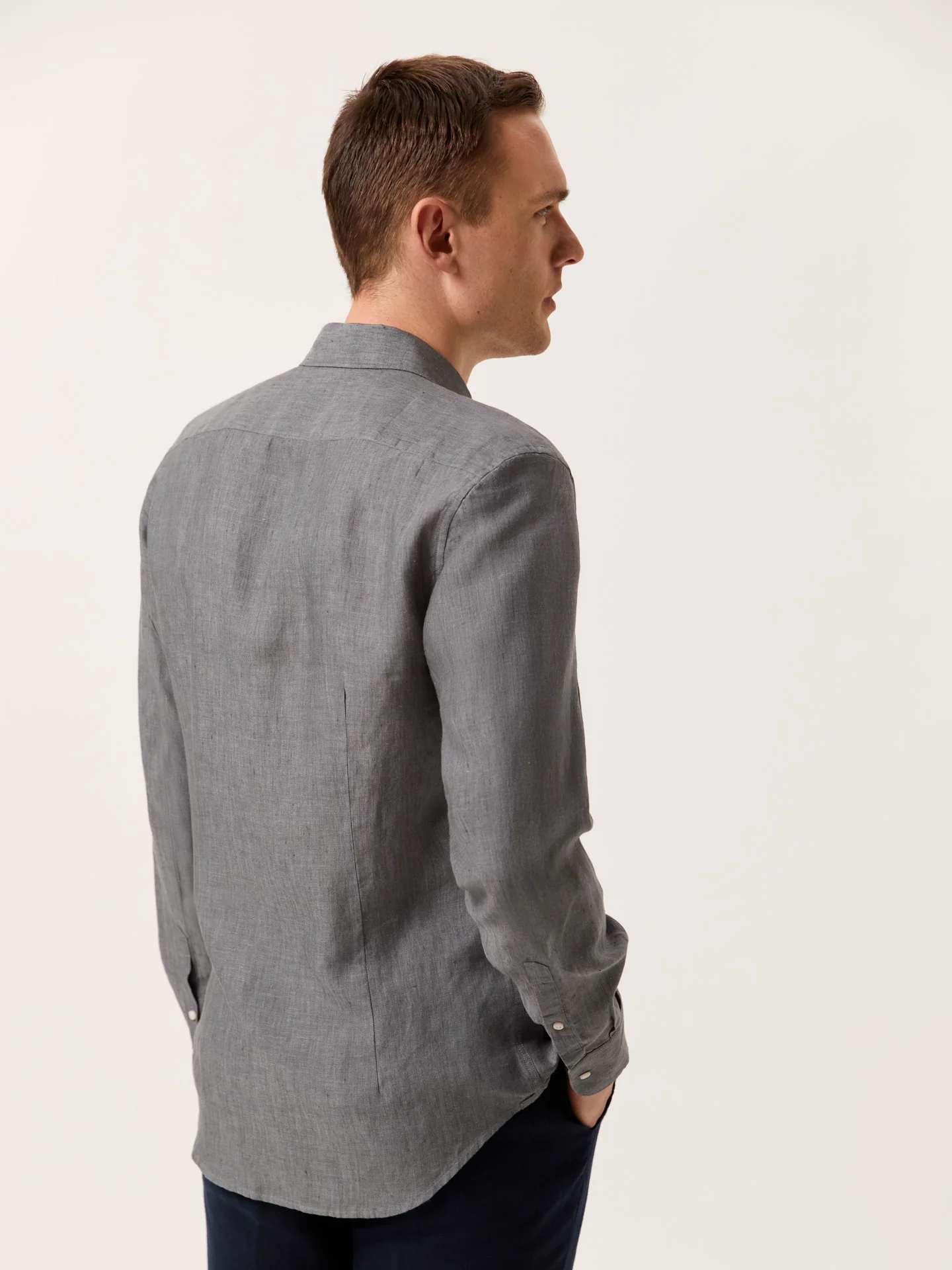 Camisa slim fit em linho liso com colarinho aberto - Image 7