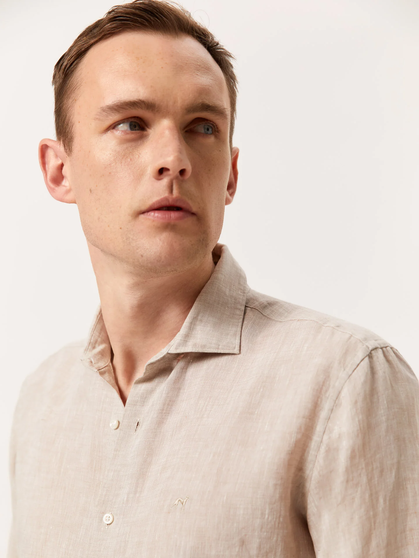 Camisa slim fit em linho liso com colarinho aberto - Image 9
