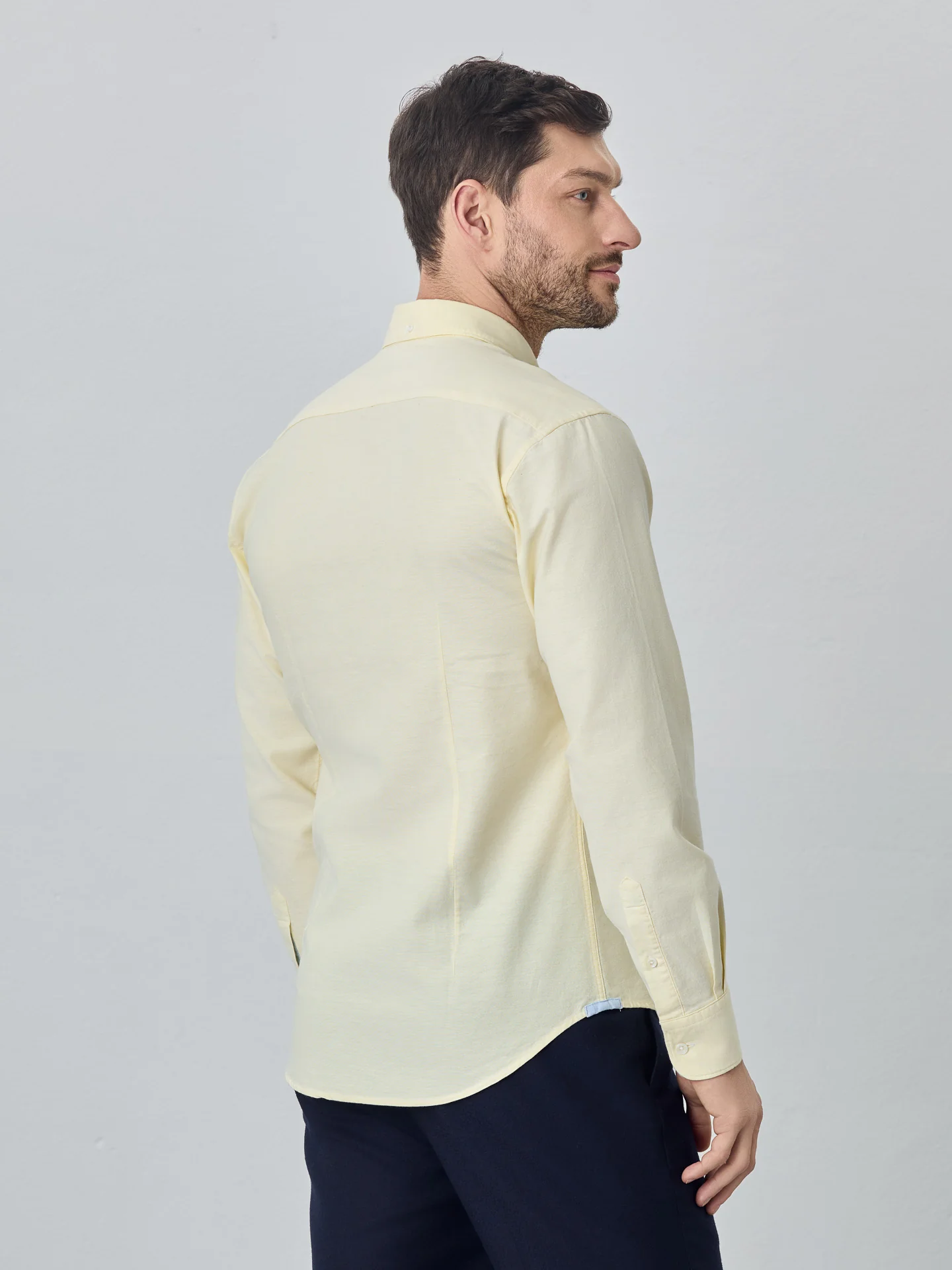 Camisa slim fit em oxford liso 100% algodão BCI - Image 15