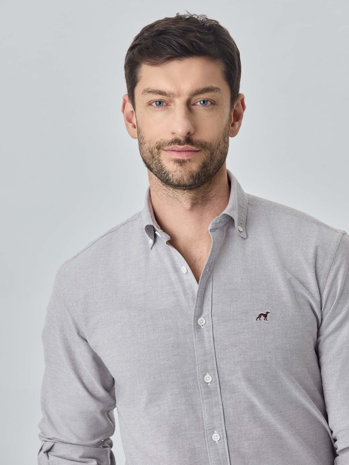 Camisa slim fit em oxford liso 100% algodão BCI - Image 4