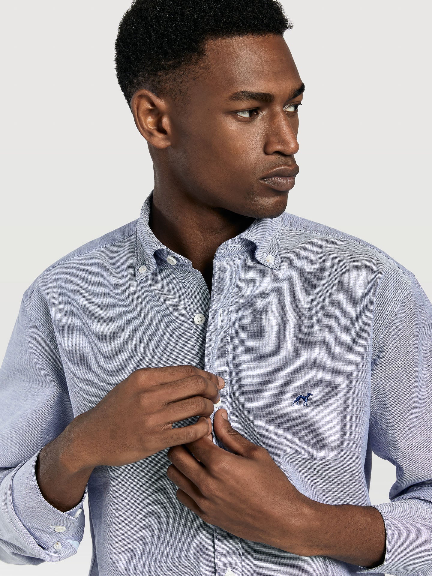 Camisa slim fit em oxford liso 100% algodão BCI - Image 7