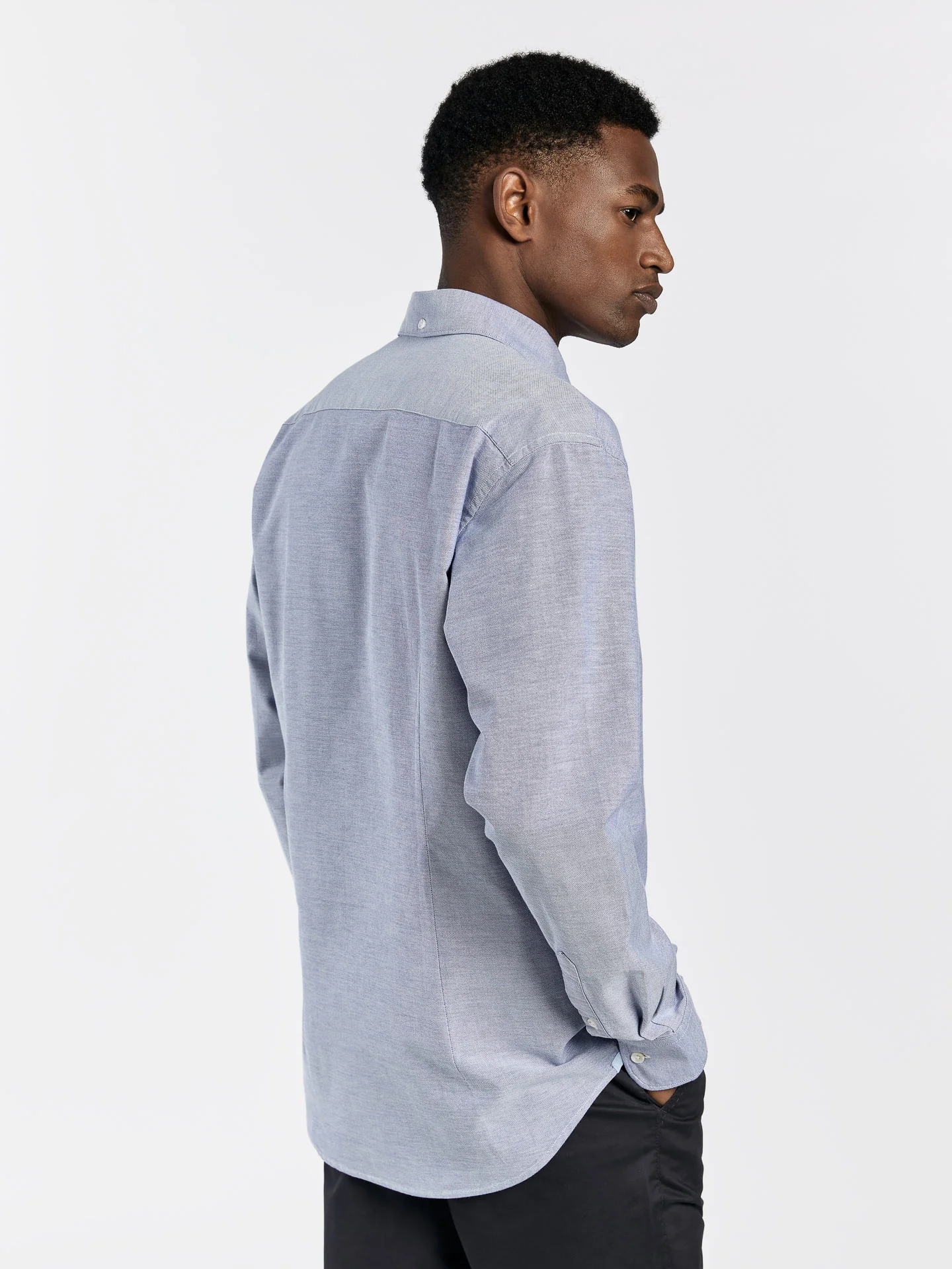 Camisa slim fit em oxford liso 100% algodão BCI - Image 9
