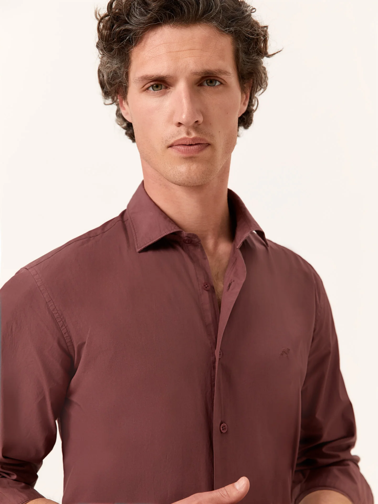 Camisa slim fit em popeline Overdye com colarinho aberto - Image 10