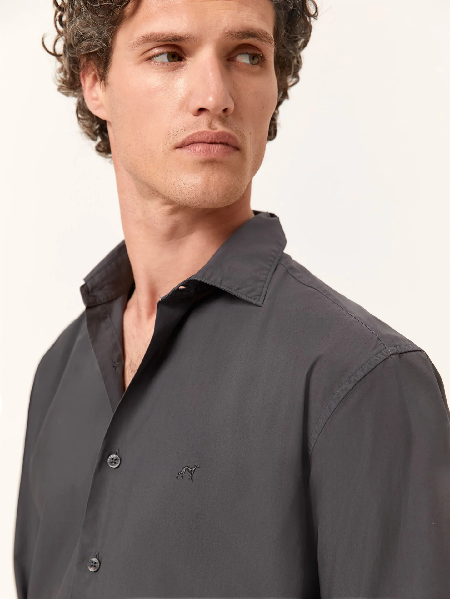 Camisa slim fit em popeline Overdye com colarinho aberto - Image 13