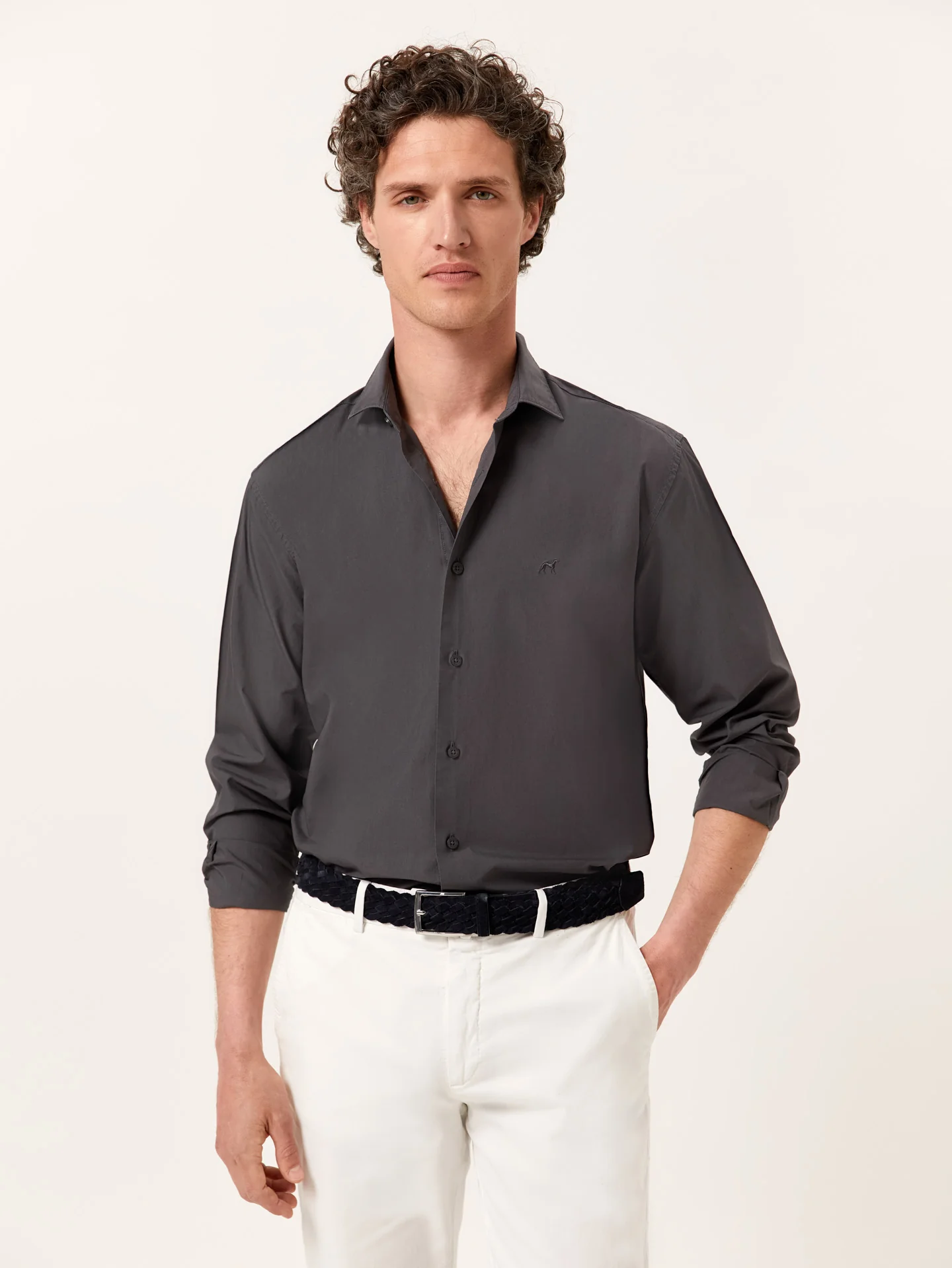 Camisa slim fit em popeline Overdye com colarinho aberto - Image 14