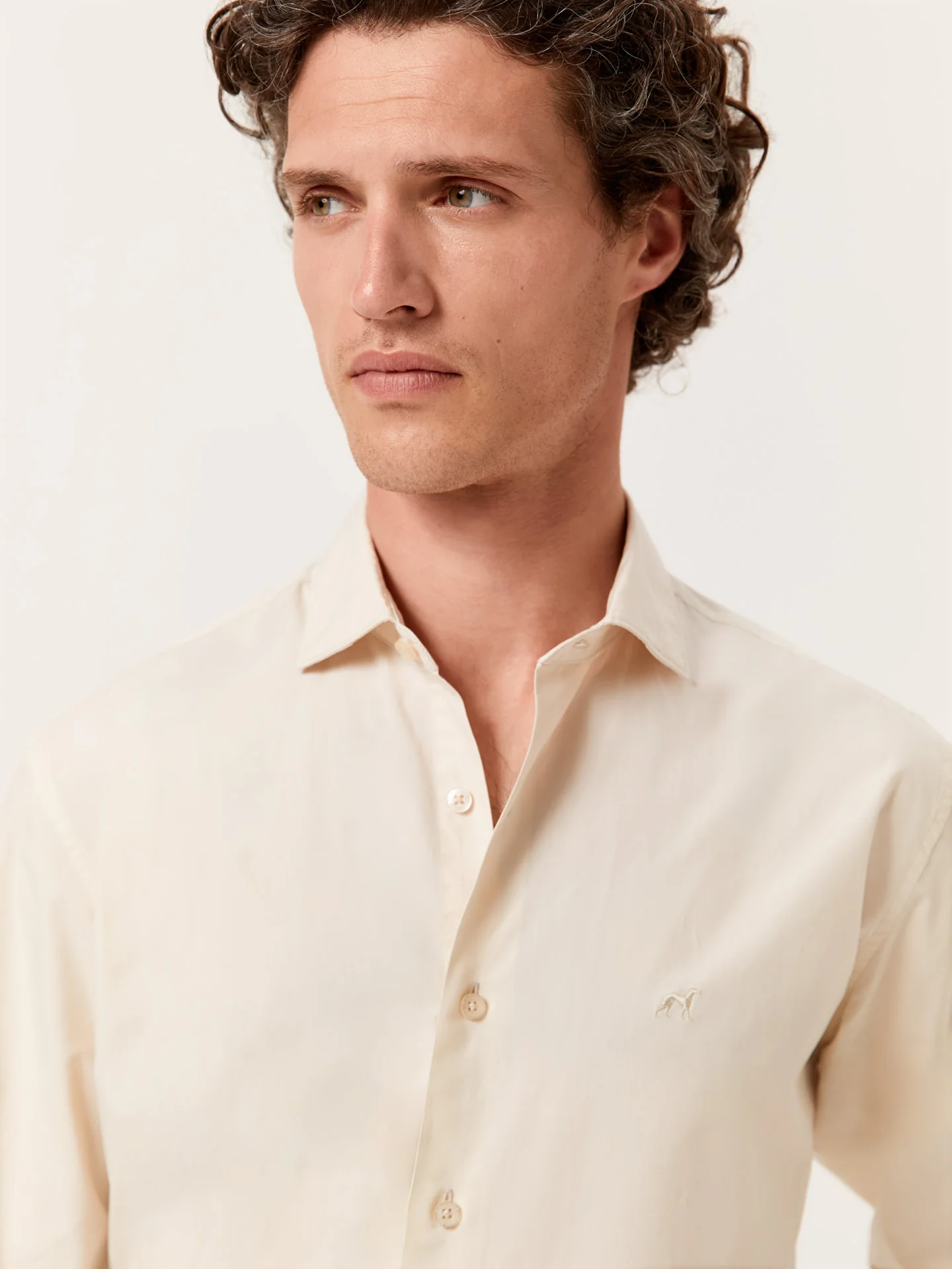 Camisa slim fit em popeline Overdye com colarinho aberto - Image 18
