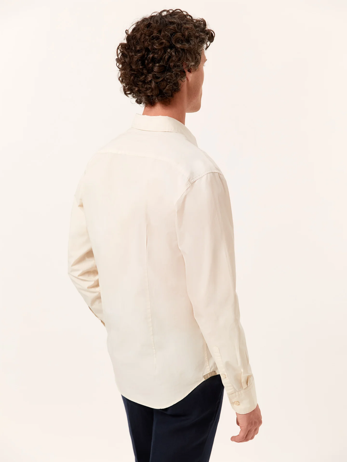 Camisa slim fit em popeline Overdye com colarinho aberto - Image 19